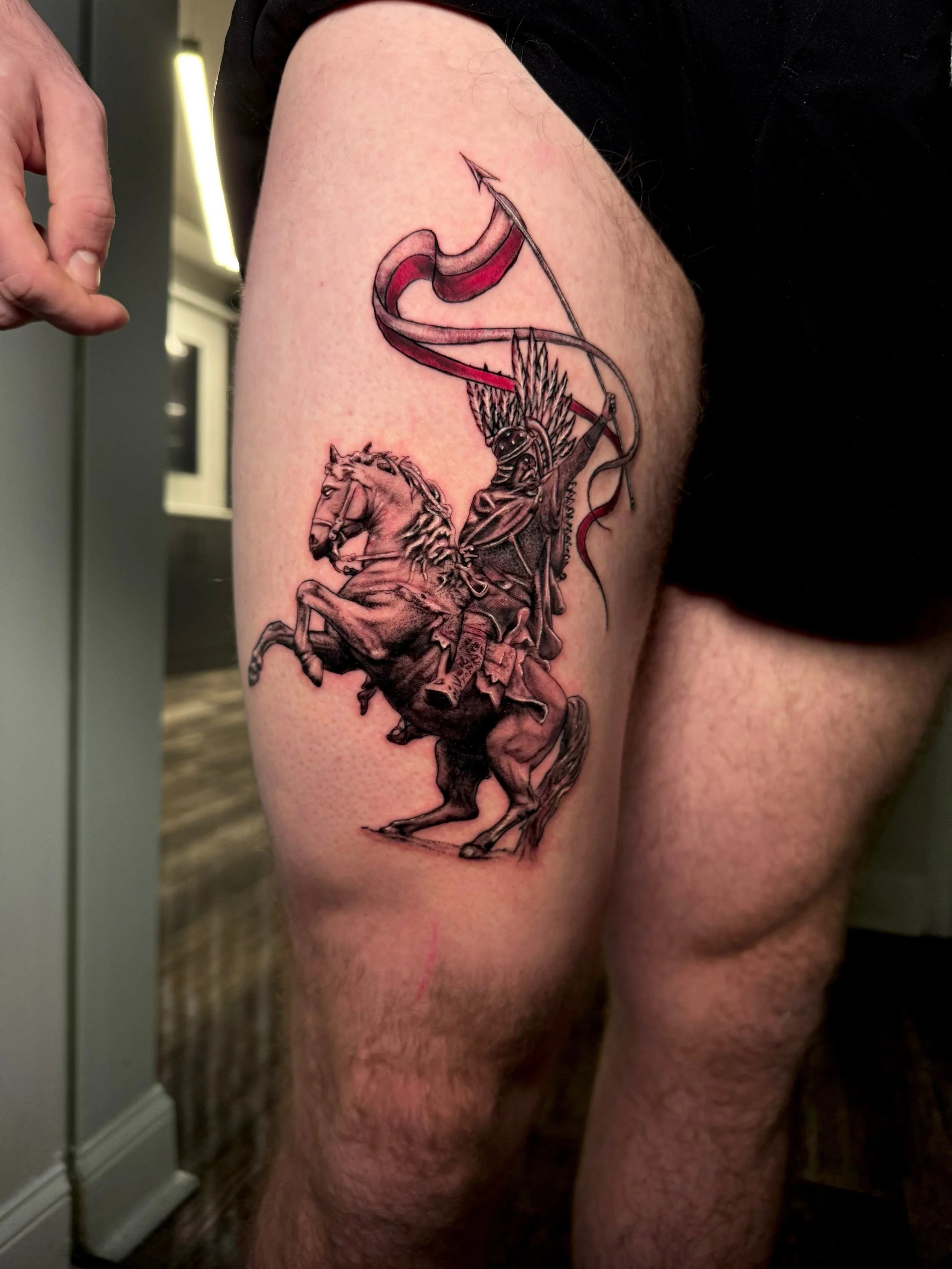william the conqueror 🐴 By @avila_roman 

#microrealismtattoo #thightattoo #williamtheconqueror #statuetattoo #color