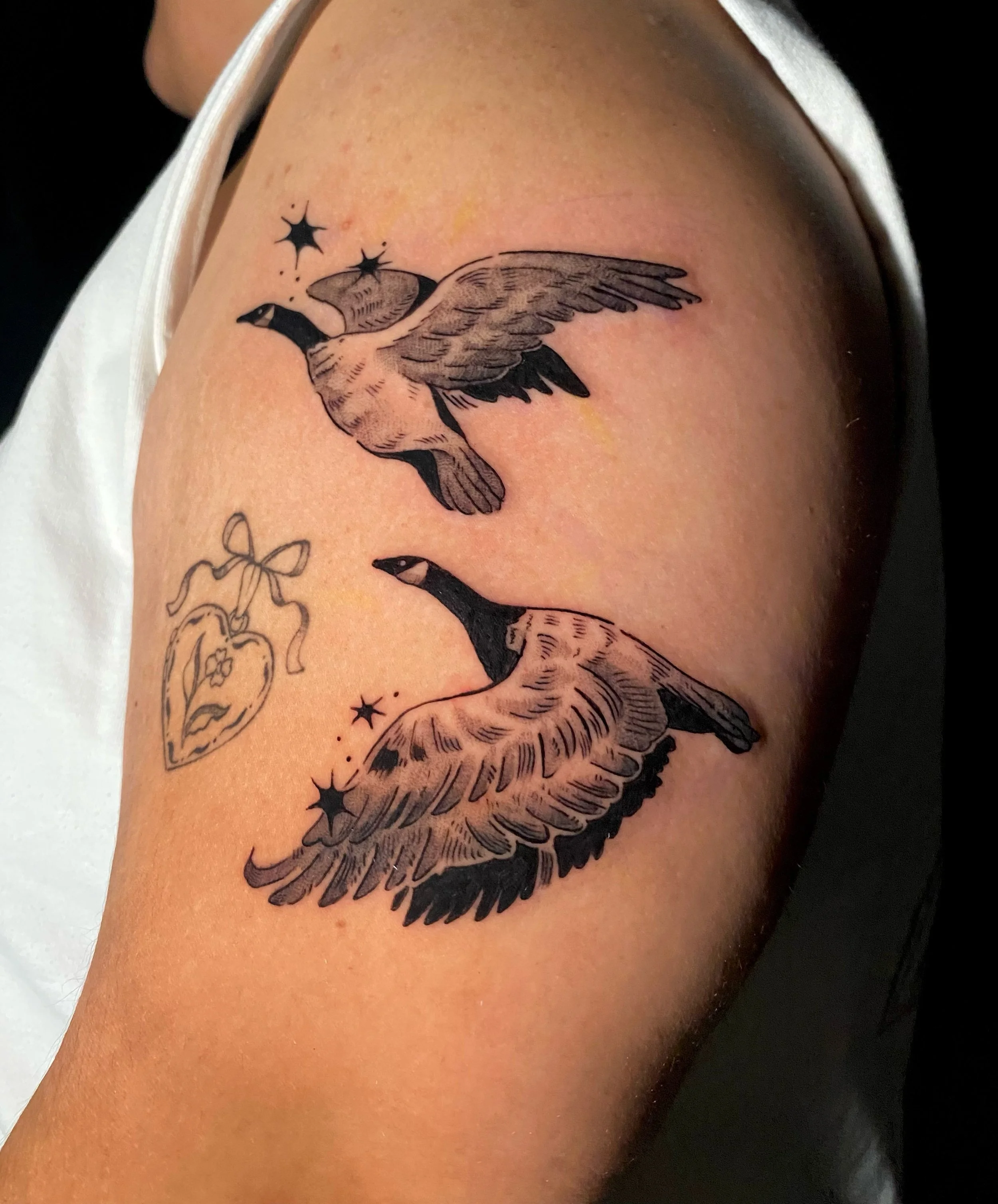 a little birdie told me you should get your next tattoo with 🪿 @maeowl 

#geese #tattoo #illustrative #whimsicaltattoo #womantattooartist