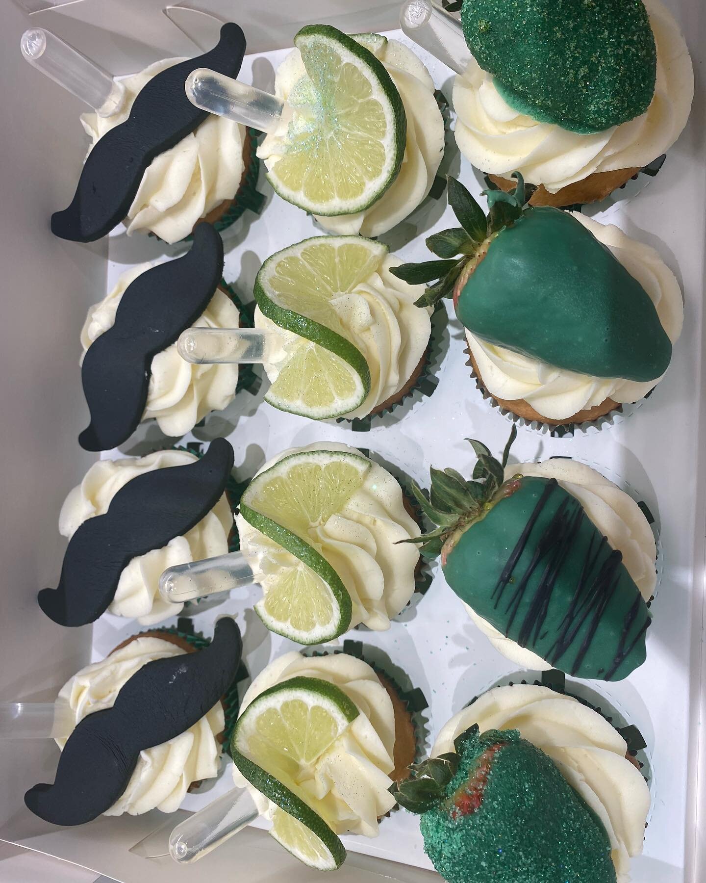 🥸🧁

Vanilla cupcakes infused with Patron, topped with fondant mustaches, salted lime twist, chocolate covered strawberries &amp; a sprinkle of love ✨.... @_an6ie_