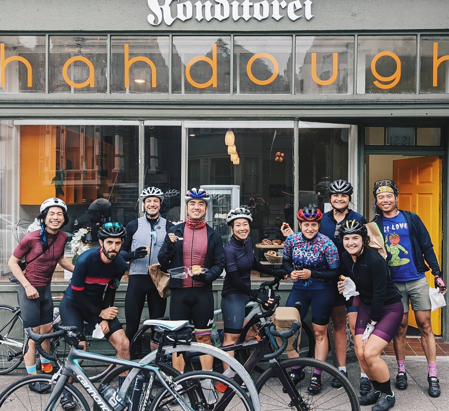 Thanks to our friends from @fatcakeclub for showing up in huge numbers to do the Ultimate Bakery Ride Challenge last Thursday! 🙌🚴&zwj;♀️🥐 

For the month of July we're challenging our cycling community to complete our 32 mile challenge route! For 