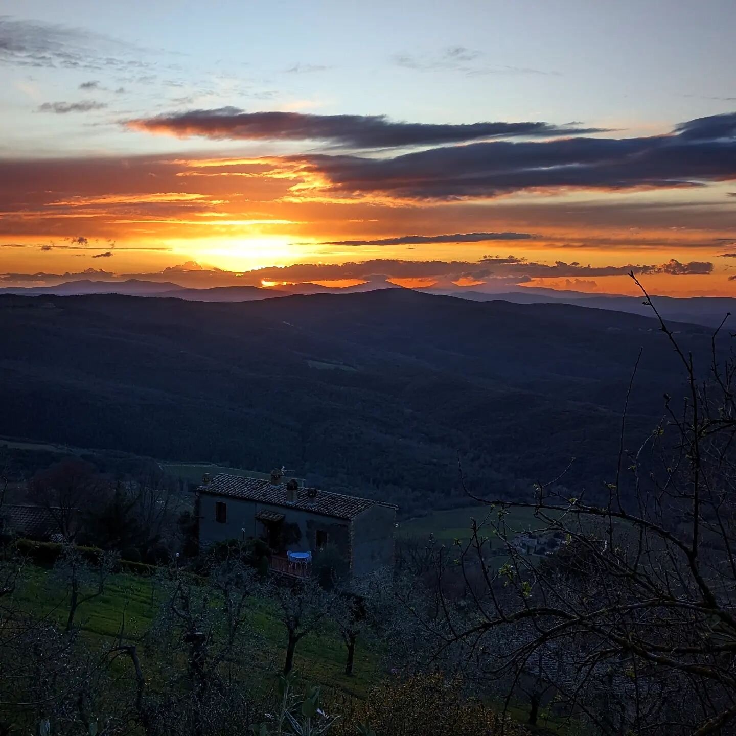 The wonderful thing about rainy days is that they bring about beautiful sunsets! Big thanks to @valdorciaterresenesi for hosting us at lunch. It was so delicious and fun that I forgot to take photos! So enjoy these sunset images and the sun-like deco