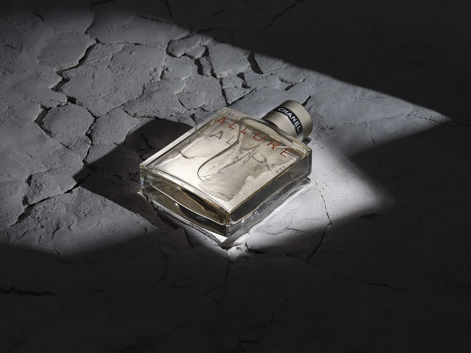 12_ADV_CHANEL_Holidays_Campaign_2020_Marcus_Schaefer_02.jpg