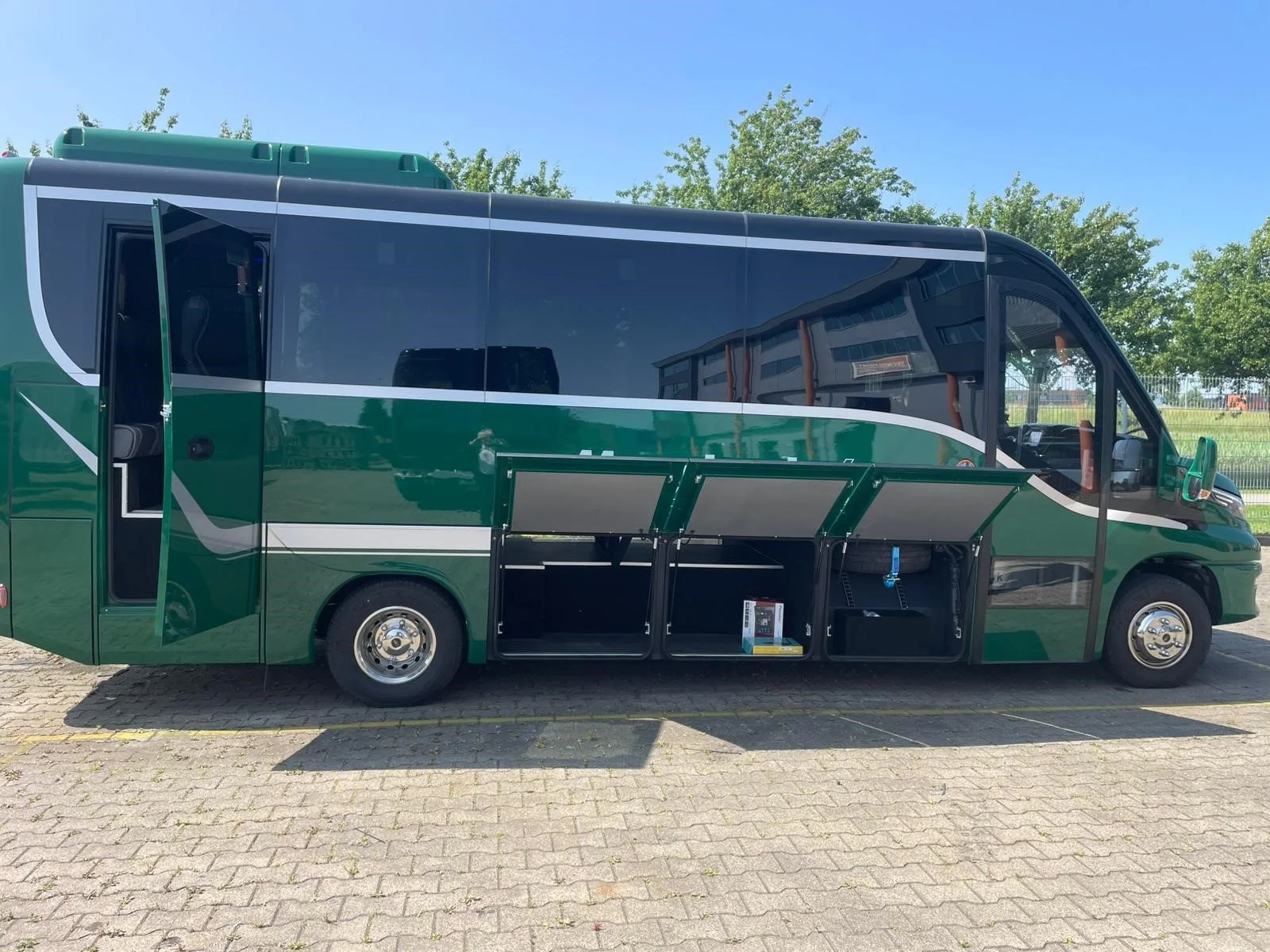 Cuby Meerkerk busreizen midibus 28persoons busvervoer minibus touringcar bagageruimte.jpg