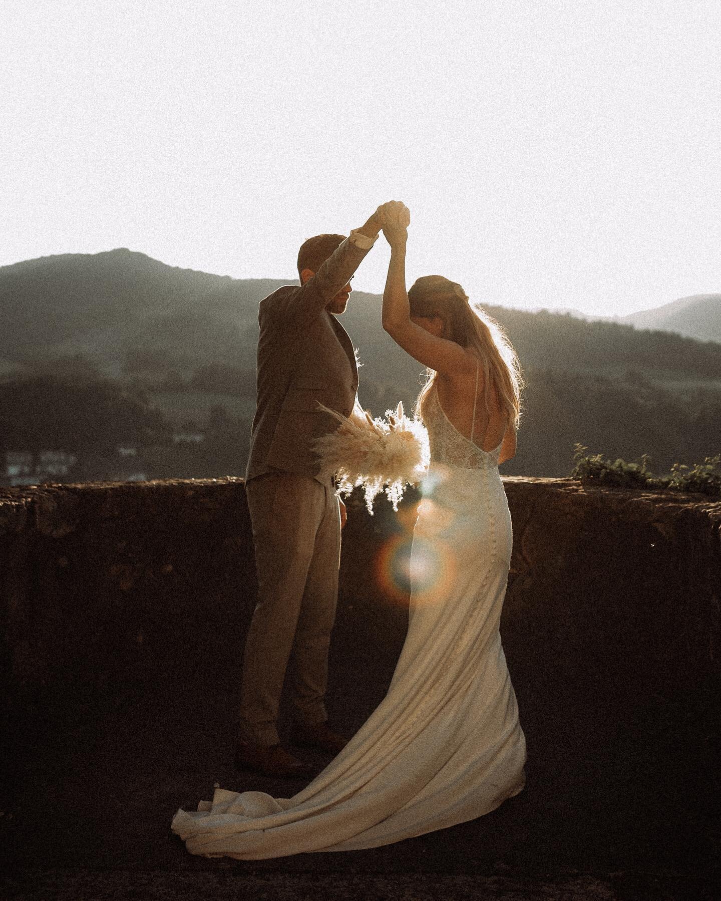 Wir finden, es lohnt sich, Zeiteinzuplanen f&uuml;r ein Sunset Shooting. 🤍 
Und dann noch ein paar andere Momente von dieser Hochzeit, einfach weils so sch&ouml;n war. 😍
.
.
.
#weddingphotography #weddingsinswitzerland #weddinginspiration #weddings