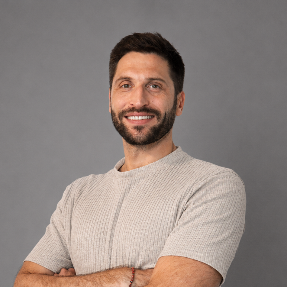 Uomo con capelli neri  corti e barba