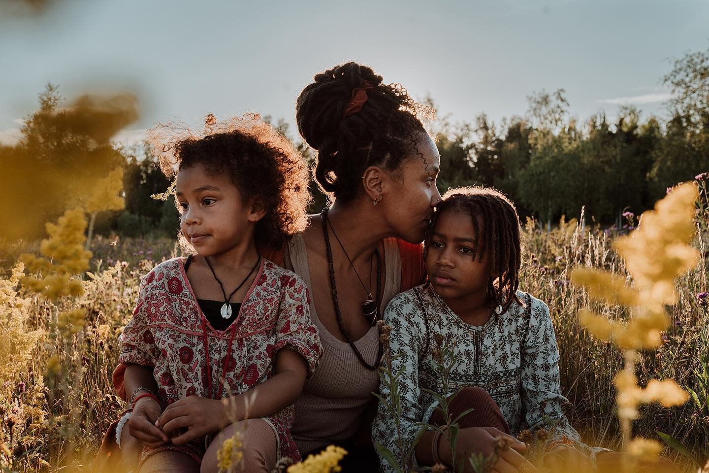 Desiree and her two daughters ✨