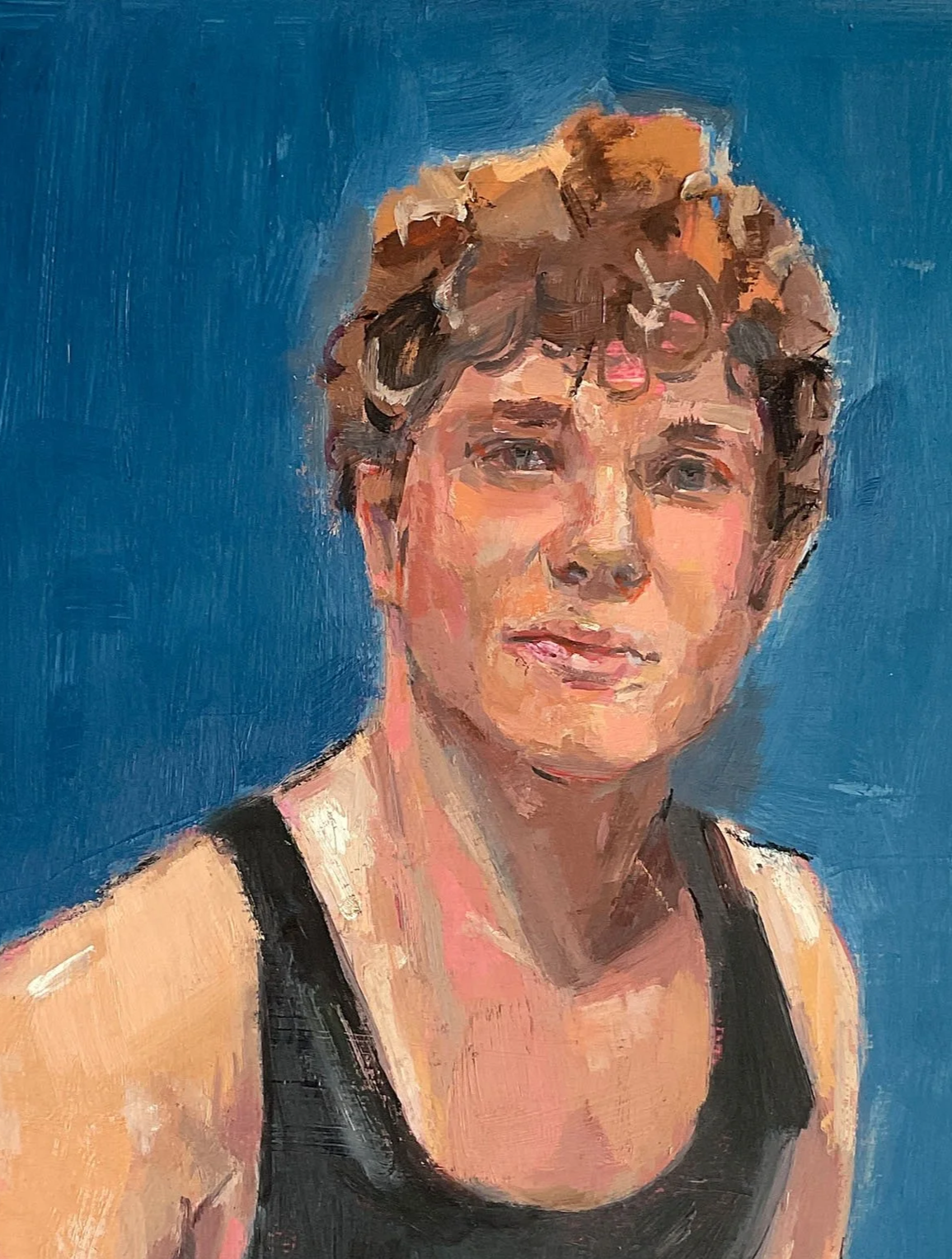 Portrait, junger Mann mit schwarzem Trägerhemd vor blauem Hintergrund,  naher Anschnitt, Öl auf Holz , 30 x 40 cm, 2025 