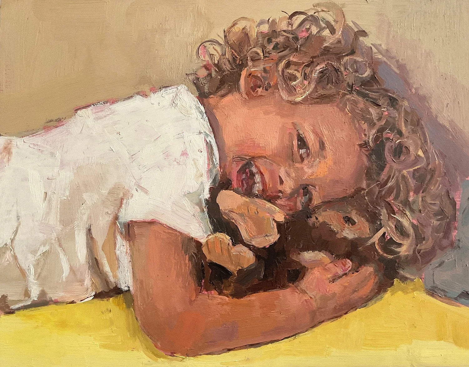 Kinderportrait, Junge mit blondem Lockenkopf und Stofftier Affe auf gelbem Sofa, gemalt von Nina Lang Portraits, 12 x 16 inches, Öl auf Holz, 2026