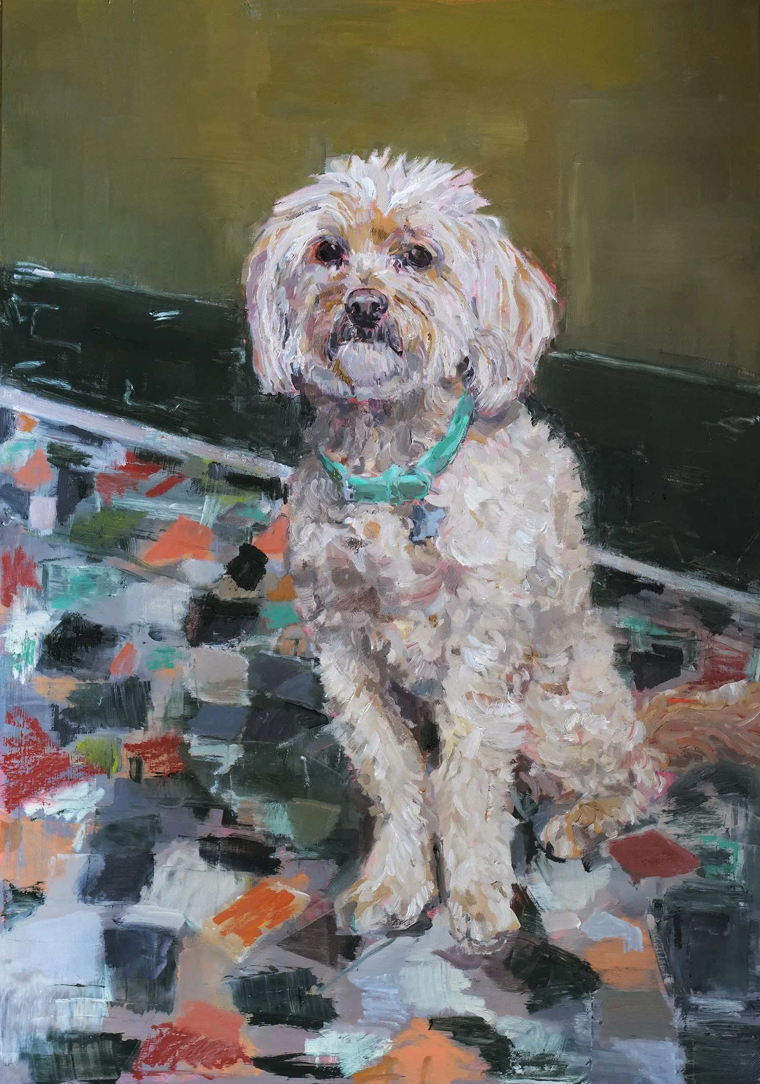 Hundeportrait, Pauline in Lugano. Die Hündin sitzt auf einem Terrazzioboden vor olivgrünem Hintergrund. Gemalt in Öl auf Holz von Portraitmalerin Nina Lang, 60 x 80 cm, Öl auf Holz, 2026, Auftragsmalerei