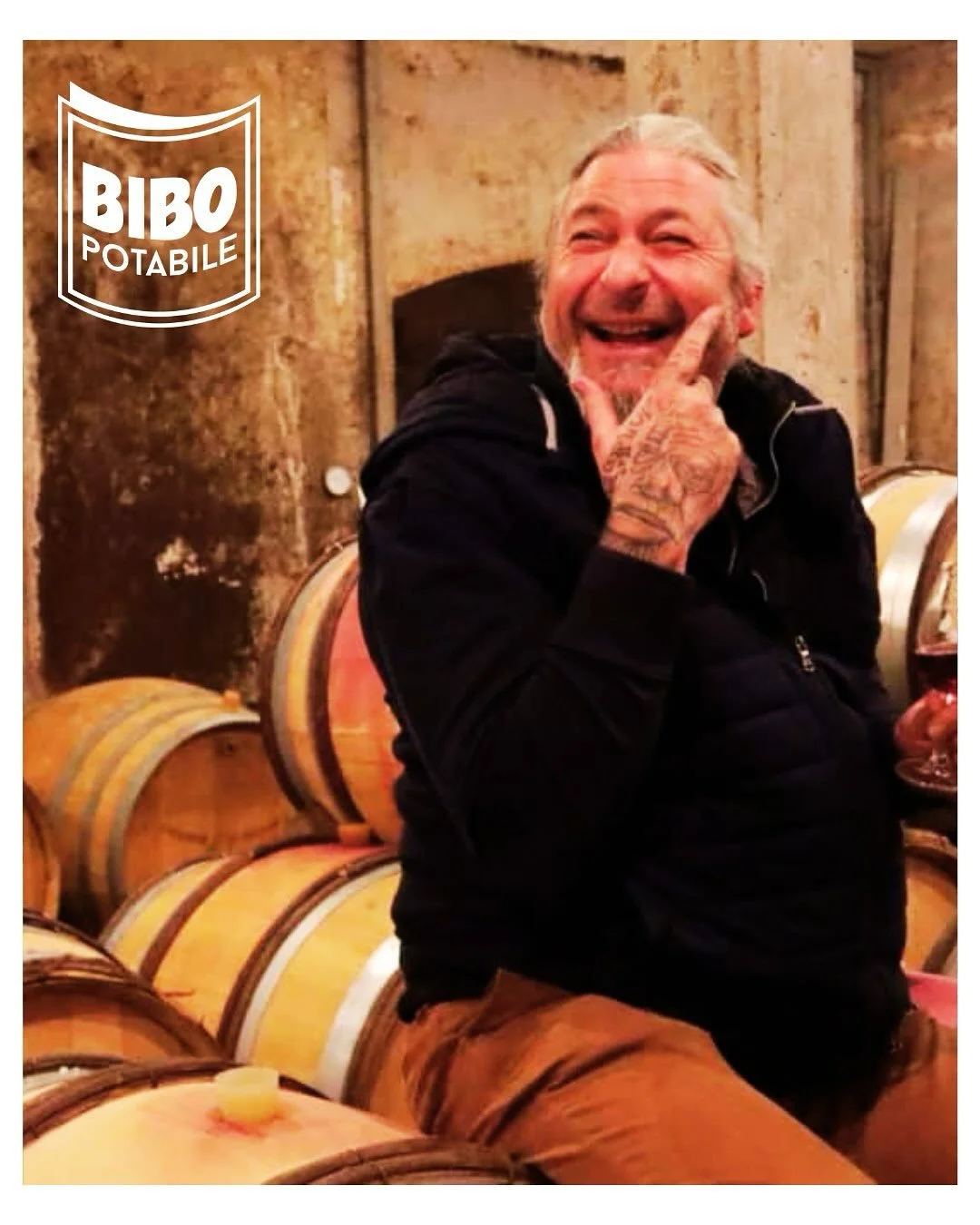 🍷
𝗨𝗻 𝘃𝗶𝗮𝗴𝗴𝗶𝗼 𝗮 𝗡𝘂𝗶𝘁𝘀-𝗦𝗮𝗶𝗻𝘁-𝗚𝗲𝗼𝗿𝗴𝗲𝘀, 𝗹'𝗼𝗹𝗶𝗺𝗽𝗼 𝗱𝗲𝗹 𝘃𝗶𝗻𝗼
In questo fazzoletto di terra baciato dagli dèi (o da Dio, in base alla vostra fede religiosa), 𝗖𝗛𝗔𝗧𝗘𝗔𝗨 𝗗𝗘 𝗣𝗥𝗘𝗠𝗘𝗔𝗨𝗫 recita un ruo