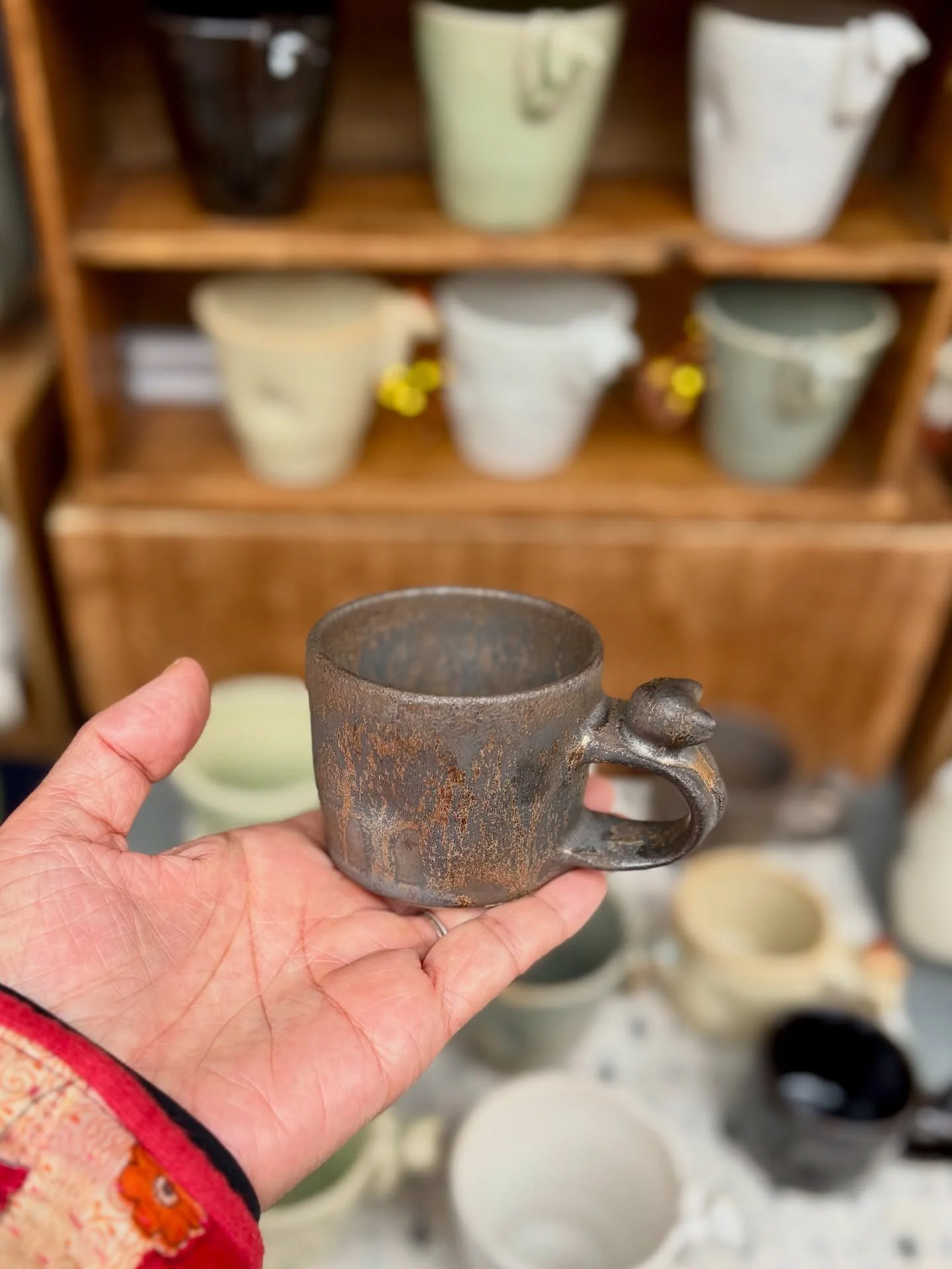 Little Nyanko espresso cup in the new matte glaze ✨
Love how the golden speckles shine through
#handmadeceramics #espressocup  #handmadecoffeecup #madeinlondon #ceramiccat