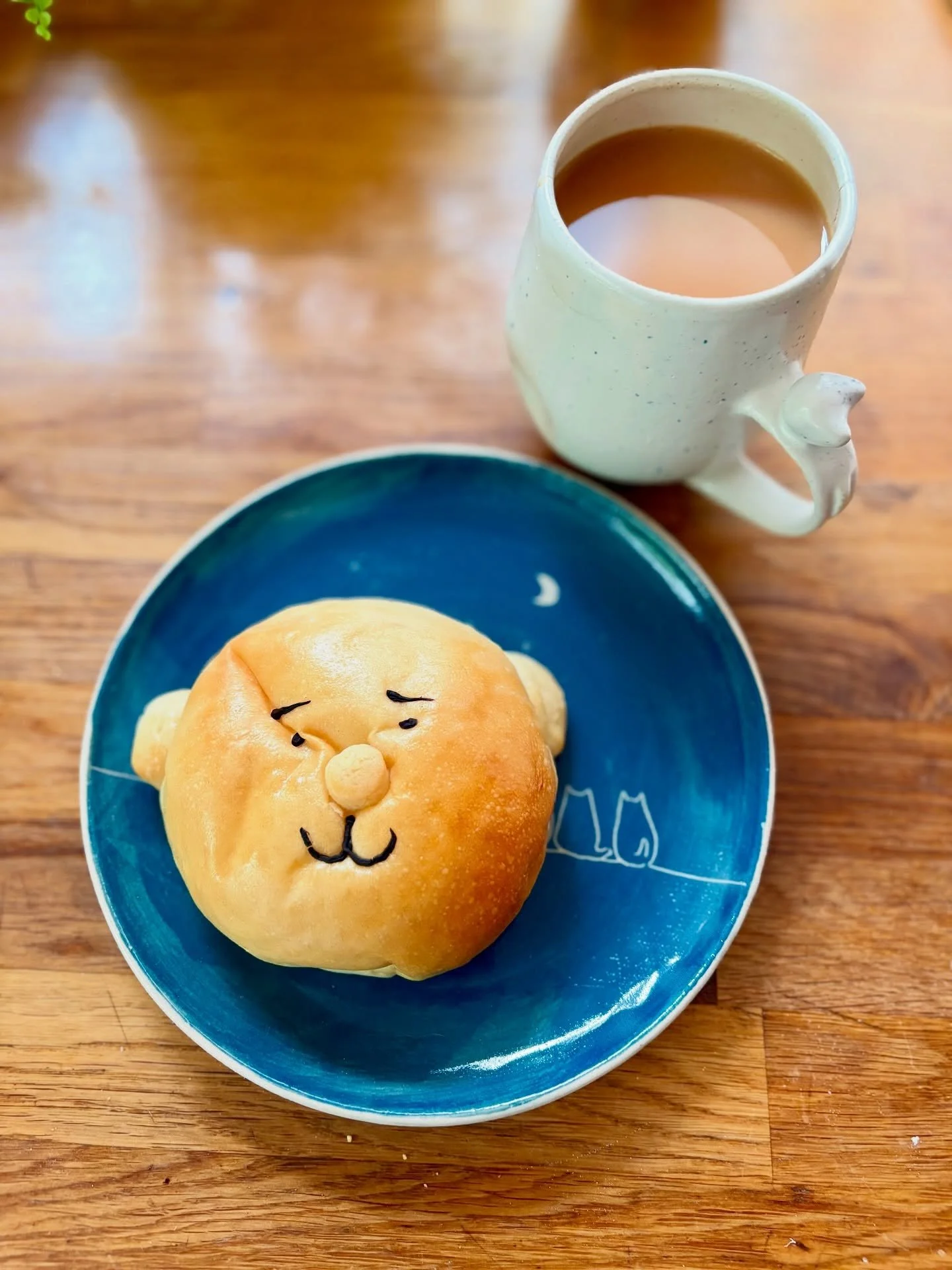 Taking a little break in between making pots 🍵

One of the best things about working from my home studio -
I can pause anytime for a cup of tea and a quick yoga stretch while it brews.🙌

This cute custard cream pan from @guchokipan_london is so per