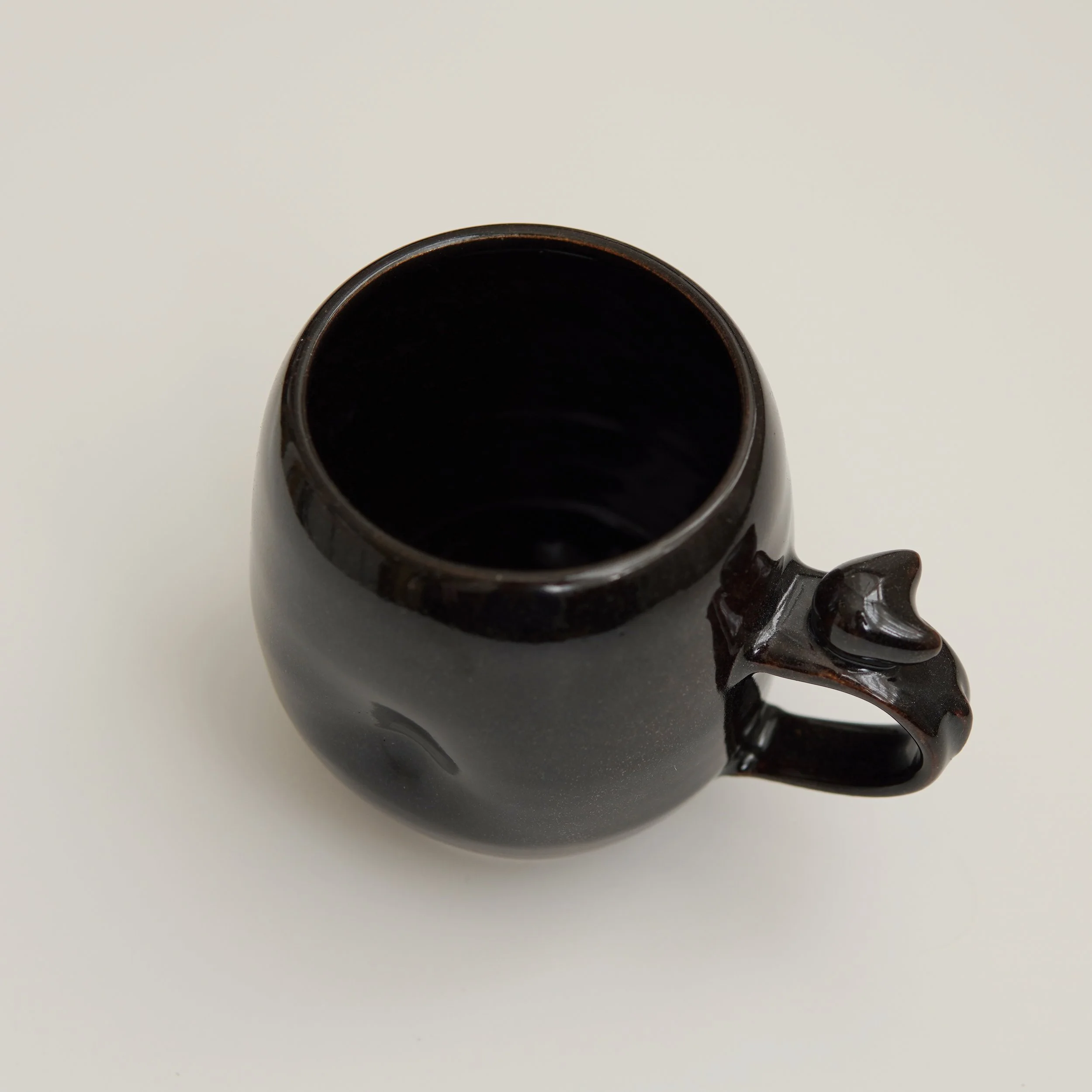 039_Nyanko_mug_tenmoku_topDown_sq_DSC0020.jpg