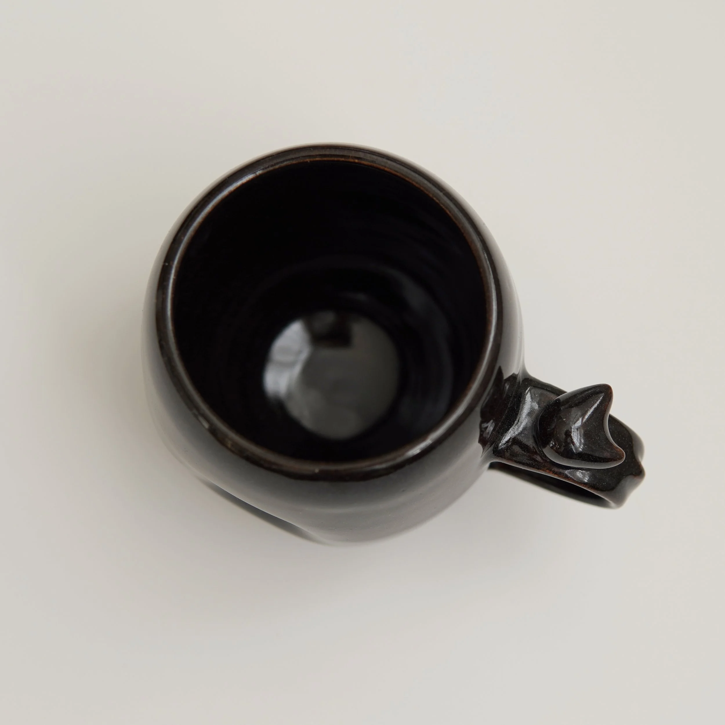 039_Nyanko_mug_tenmoku_topDown_sq_DSC0019.jpg