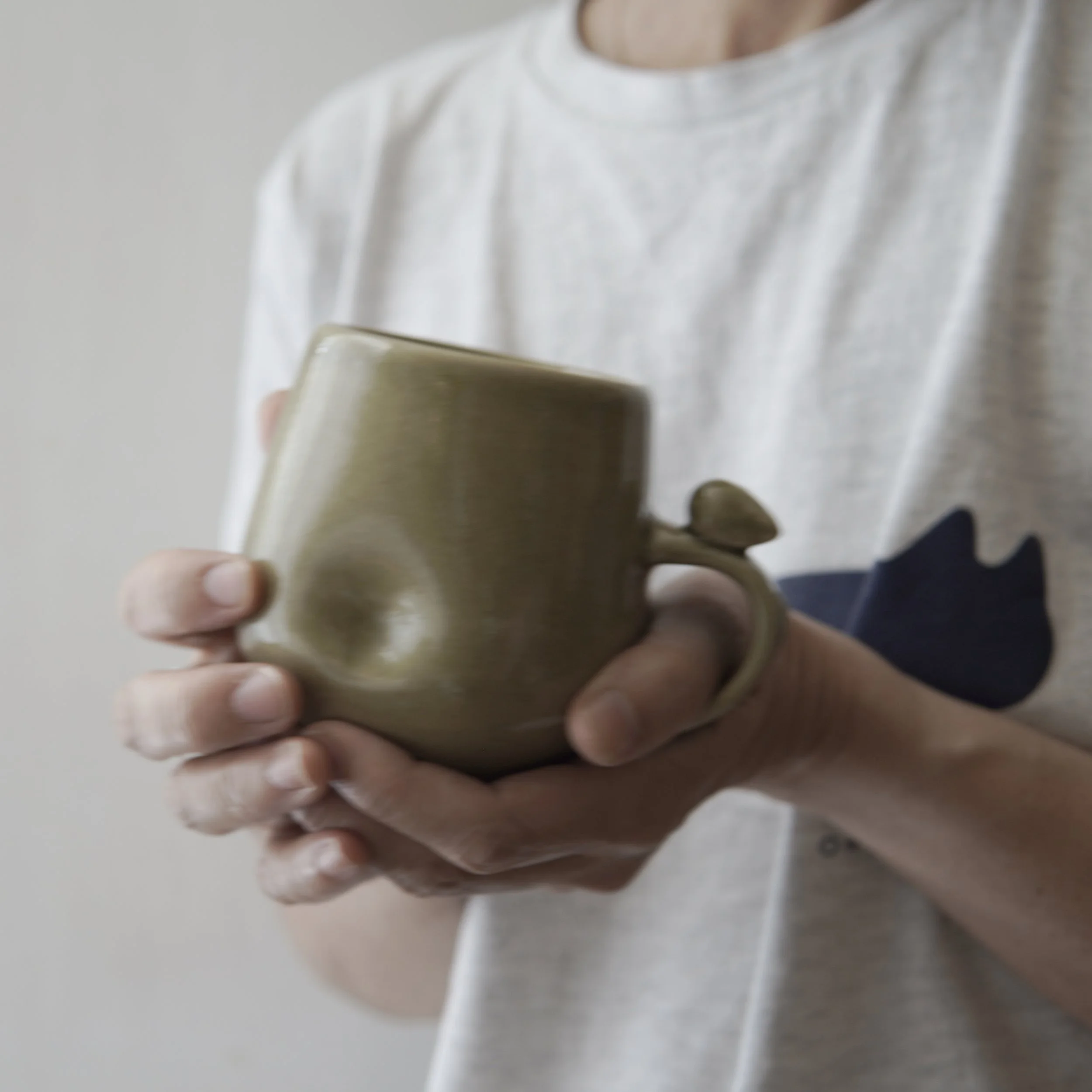 039_Nyanko_mug_life_hand_sq_DSC0080.jpg