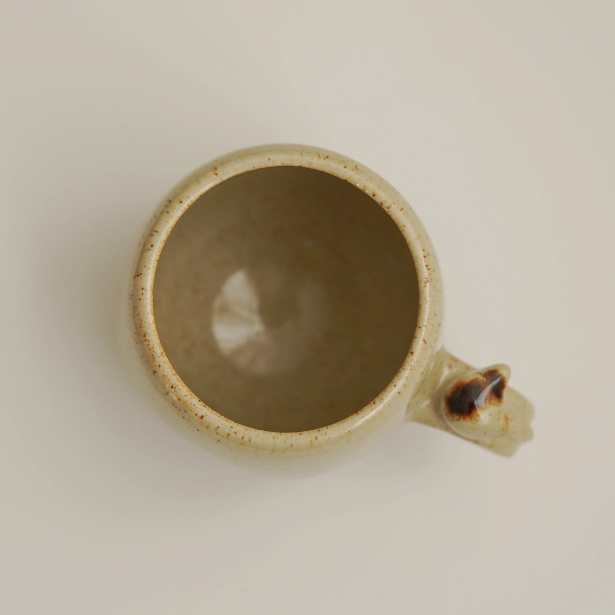 039_Nyanko_mug_shino_topDown_sq_DSC0013.jpg