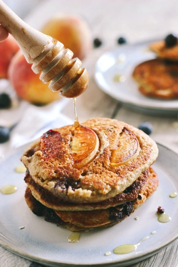 Havermout pancakes met banaan, blauwe bessen en perzik