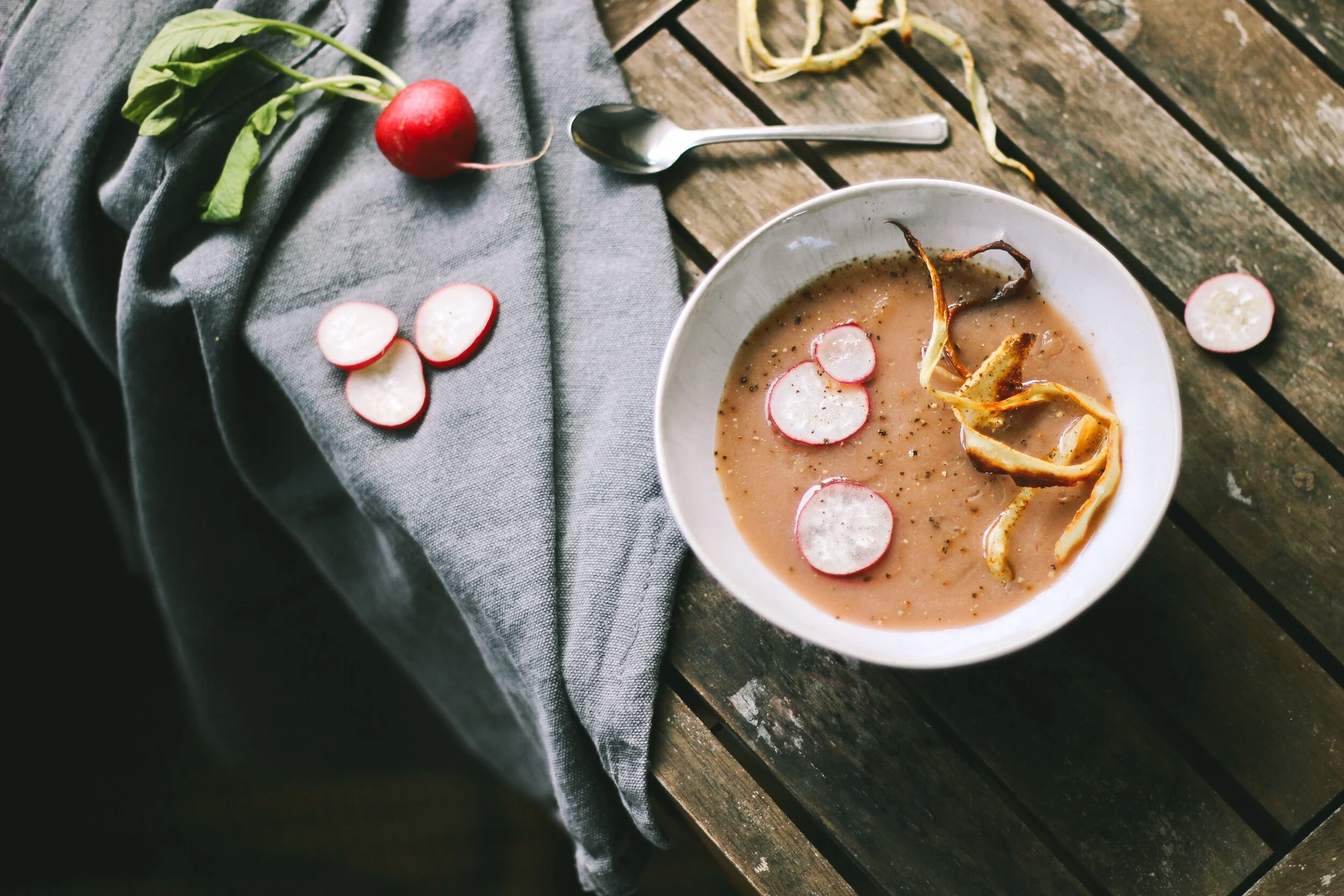 Radijsjes soep met rode biet en pastinaak