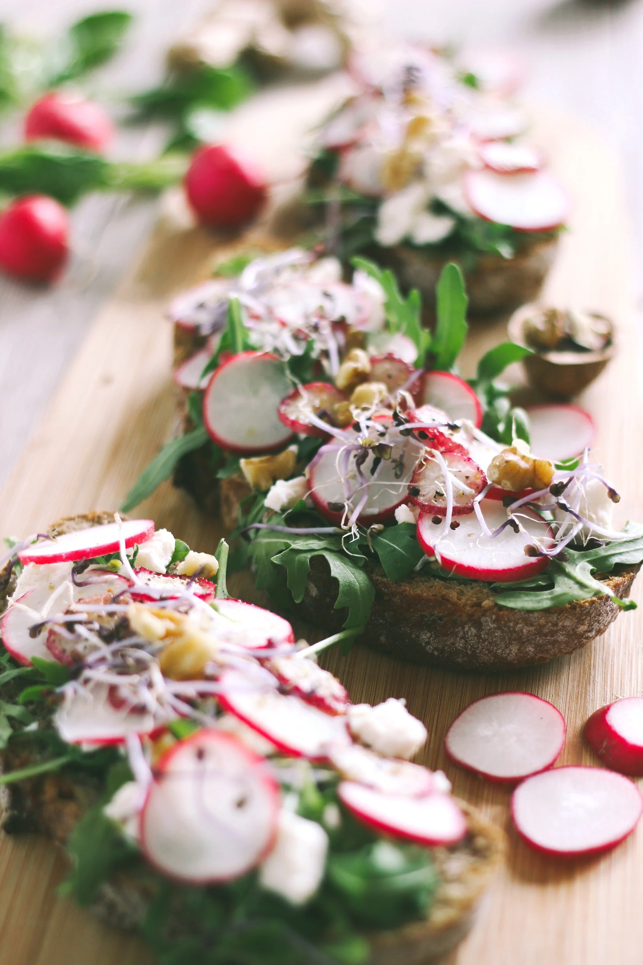 Brood met radijsjes, gember en geitenkaas
