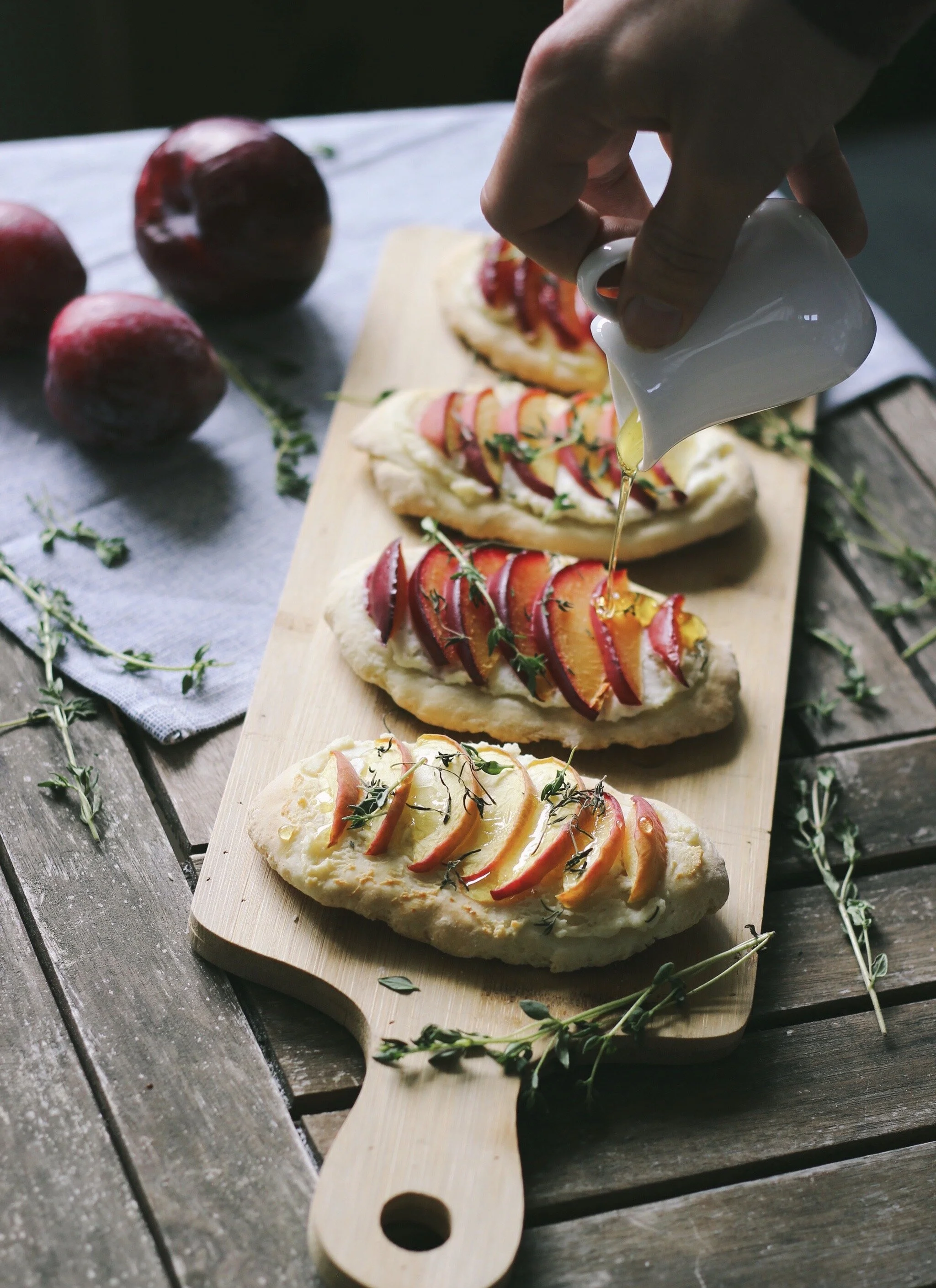 Naanbroodjes met ricotta, perzik, pruimen en tijm