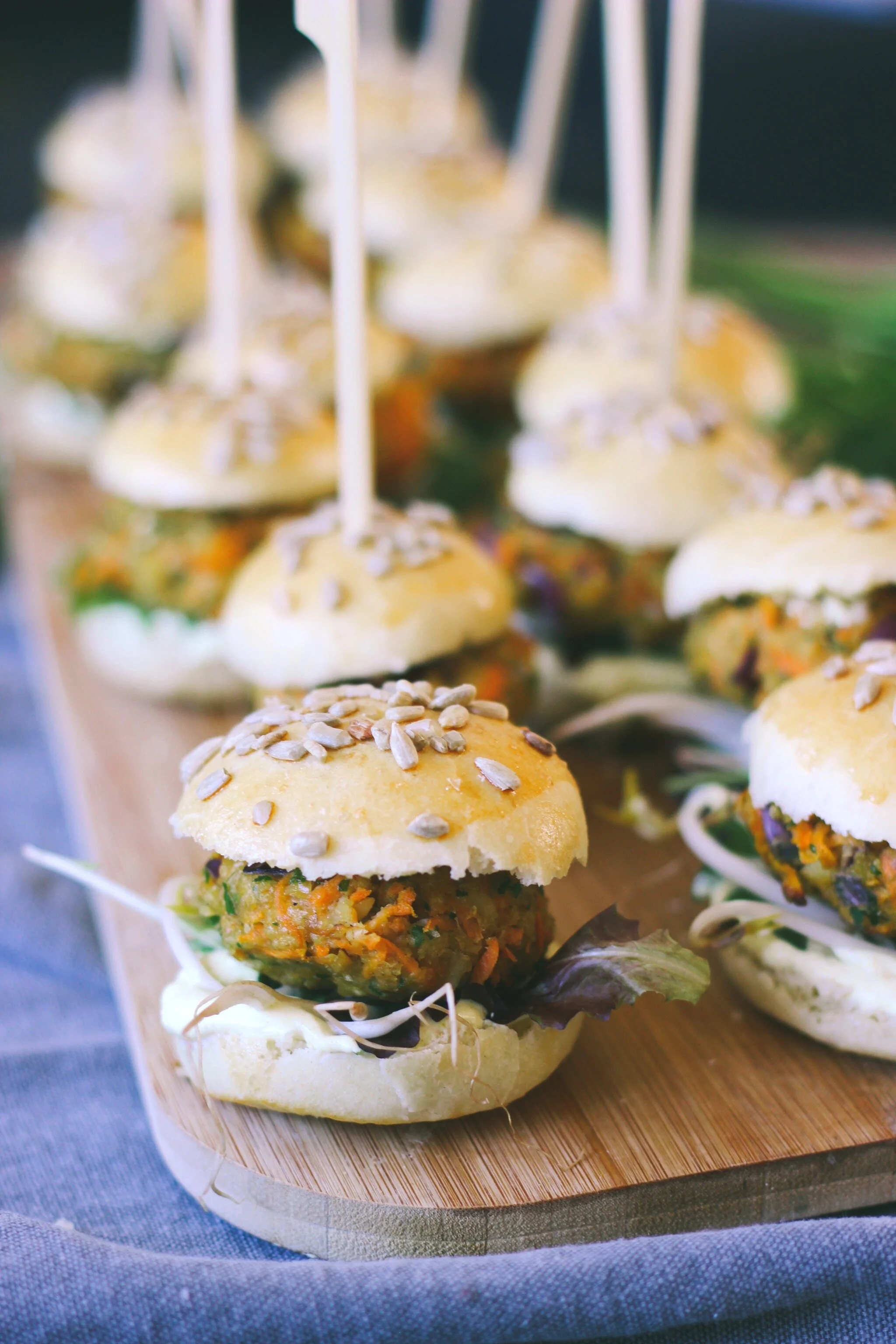 Mini wortel burgers met kikkererwten peterselie en een kerrie yoghurt sausje