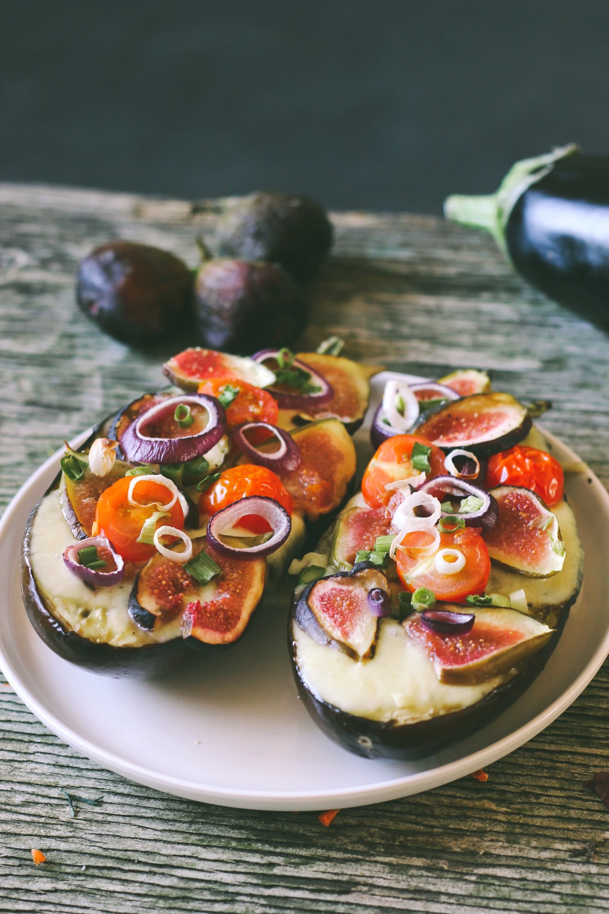 Aubergine uit de oven met vijgen, mozzarella en tomaten
