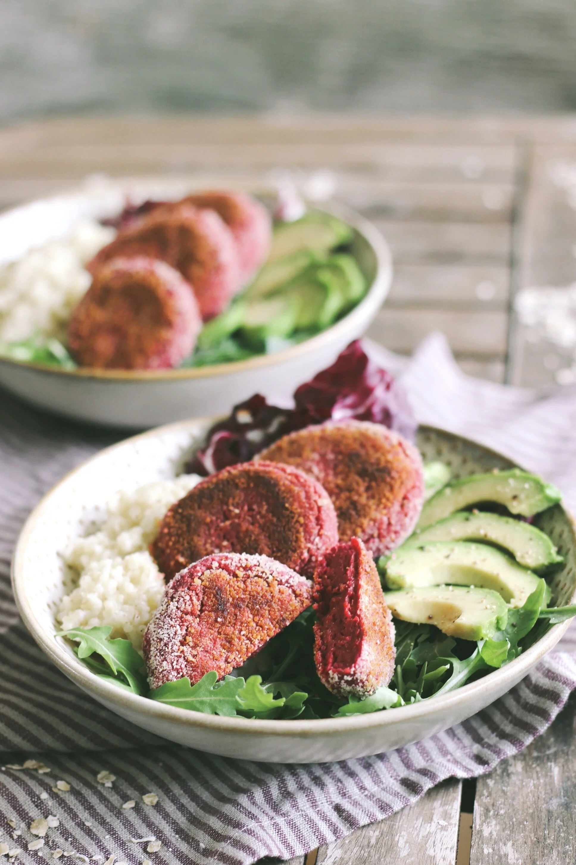 Rode bieten falafel bowl met bulgur en avocado