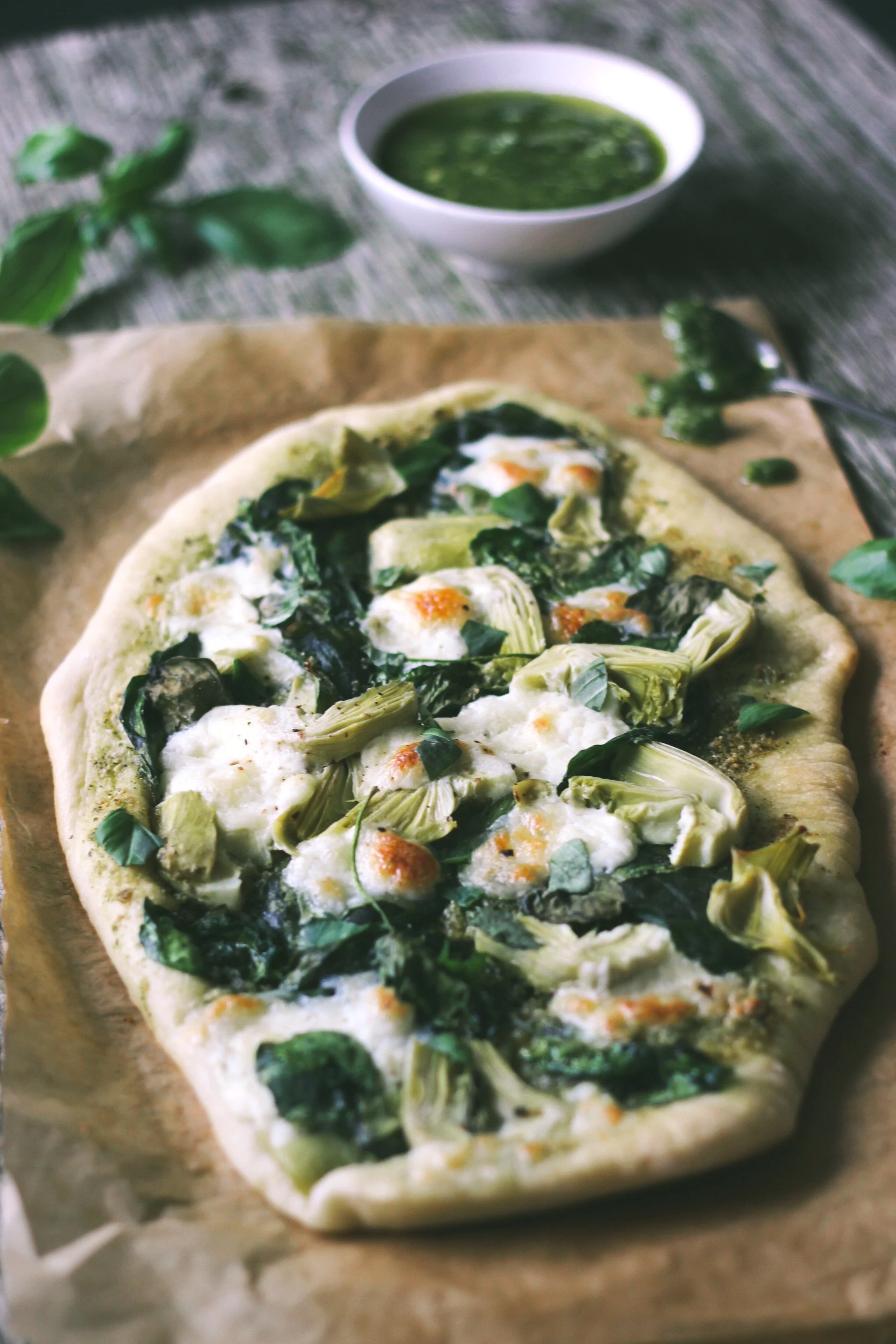 Pizza met huisgemaakte pesto, artisjok, spinazie en burrata