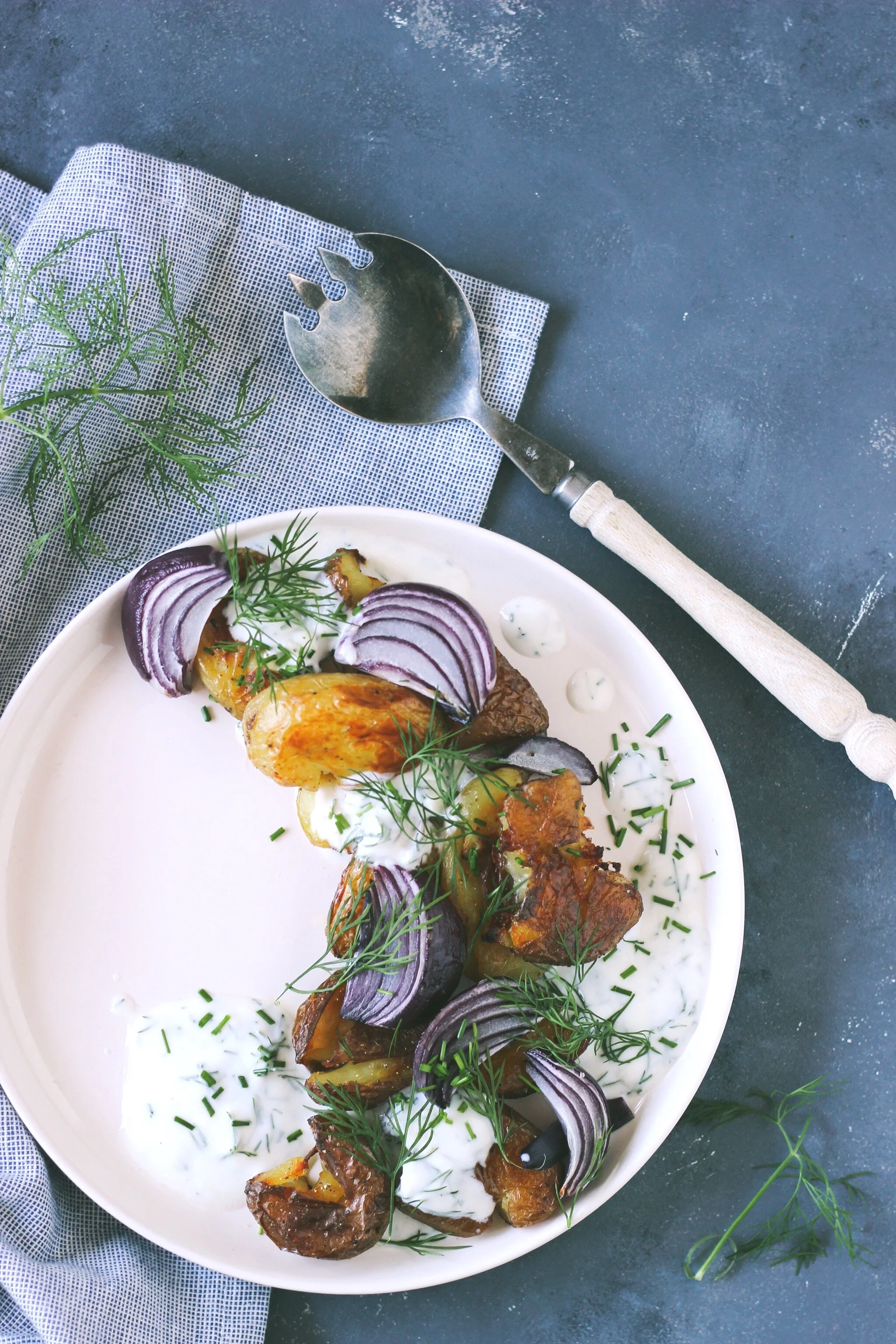 Geroosterde aardappeltjes met bieslook en een yoghurt dille saus