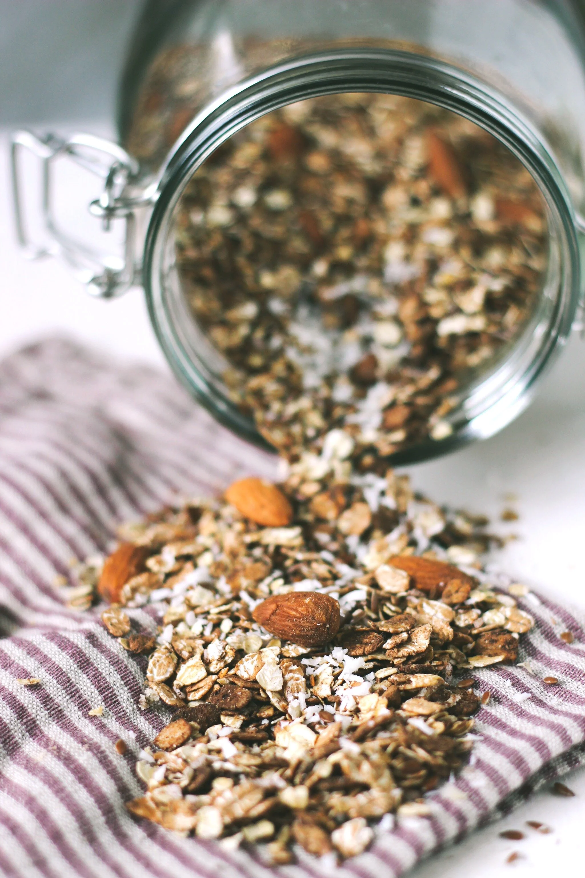 Huisgemaakte granola met cacao, kokos en amandelen