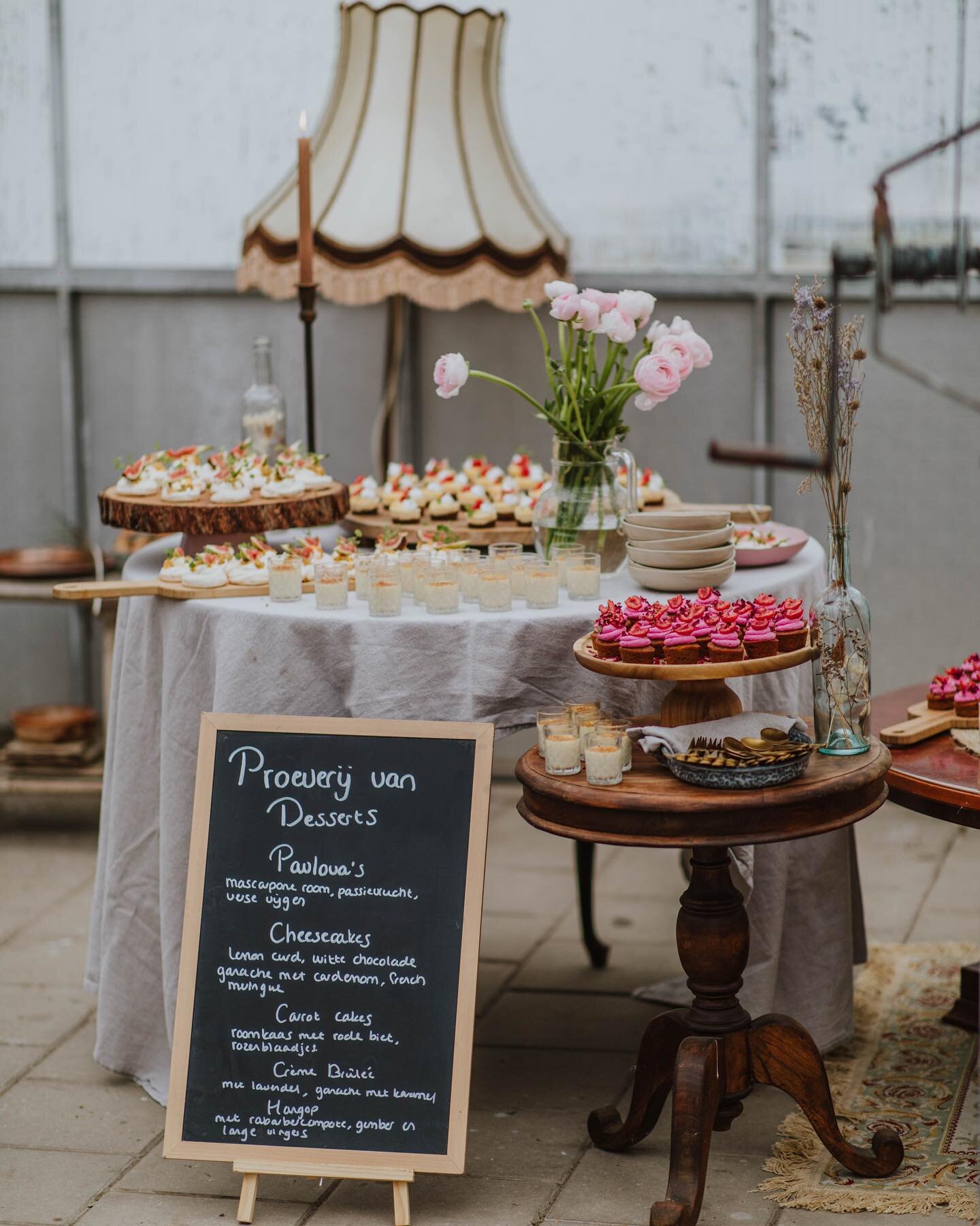 Wat was het een fijn weekend! 💛

Afgelopen zondag voor het eerst een proeverij middag georganiseerd &amp; wat was het leuk! @wijnpand verzorgde deze middag de wijnen, zo kon je verschillende soorten wijnen proeven bij de gerechten. @jipdaym verzorgd