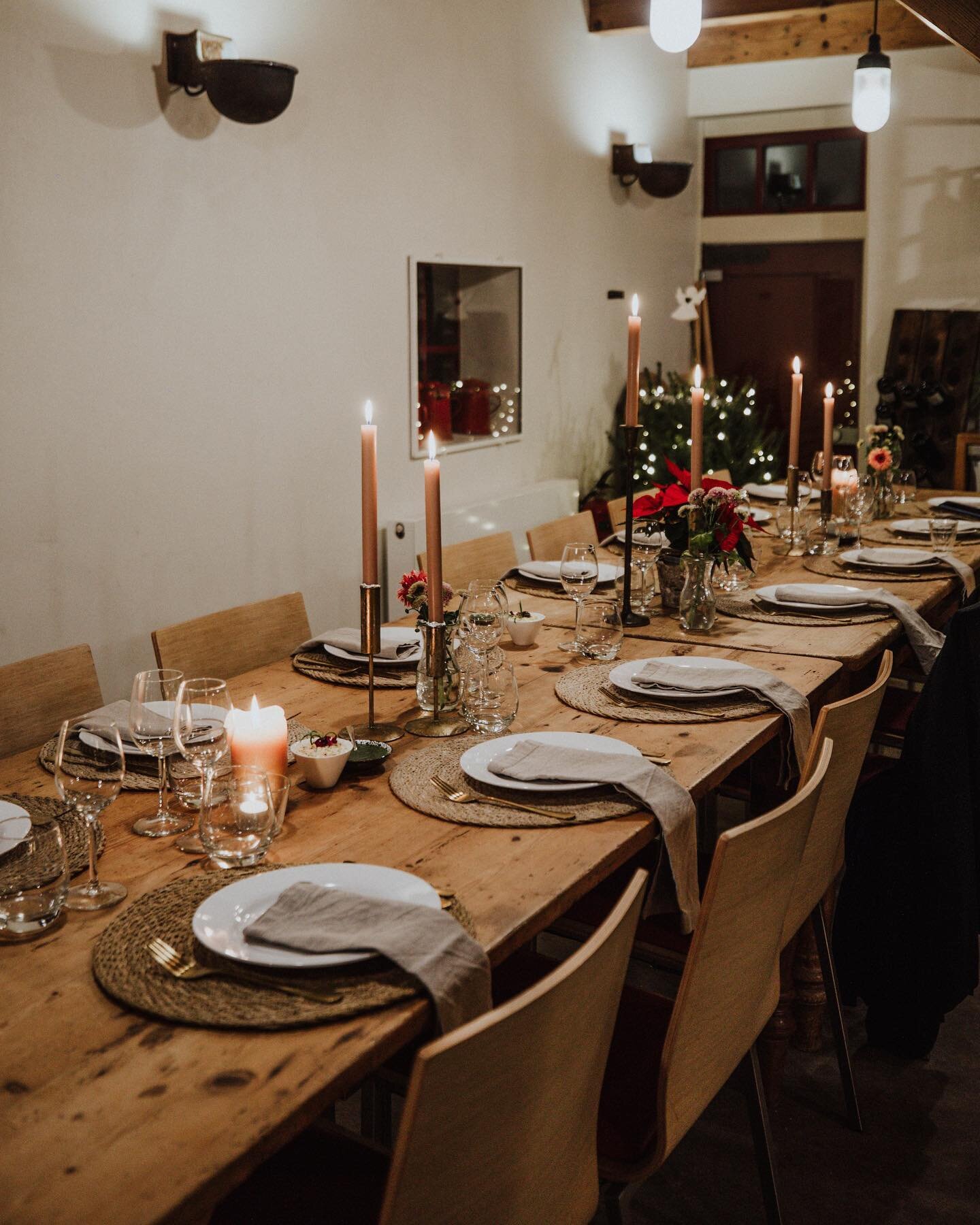 De knusse kaarslicht diners maken langzaam weer plaats voor de zwoele warme zomeravonden. De diners in de winter zijn altijd zo gezellig en knus, maar oh wat heb ik ook weer zin in het zonnetje &amp; die lange zomeravonden met lange tafels in de tuin