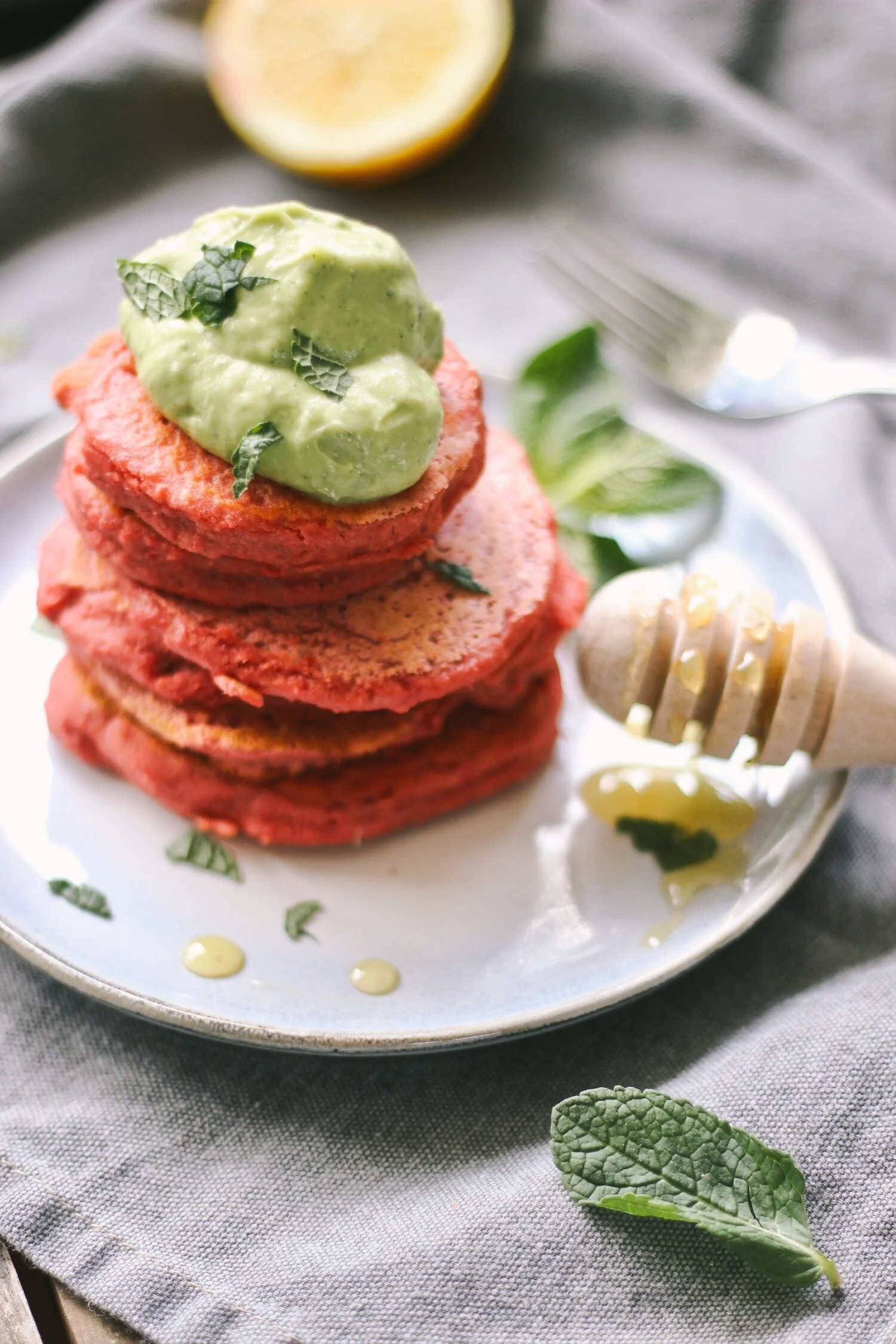 Rode bieten pancakes met een avocado munt saus