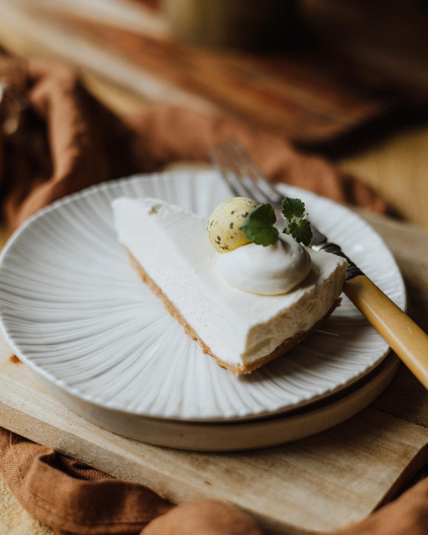 Fijne paasdagen! ✨

Mocht je nog in de stress zitten voor een paastaart, deze no-bake cheesecake met witte chocolade is perfect om te maken nog! Op het Better Baking platform van Kenwood kan je een blog vinden over cheesecakes en vertel ik je al mijn