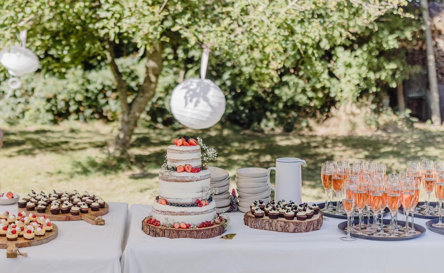 De sweet table, een van mijn favoriete momentjes. Proosten op de liefde, genieten van de taartjes &amp; vooral ook van elkaar tijdens deze fantastische dag 💛

#sweettable #sweettables #sweettableideas #sweettabledesign #taartentafel #taarten #bruids