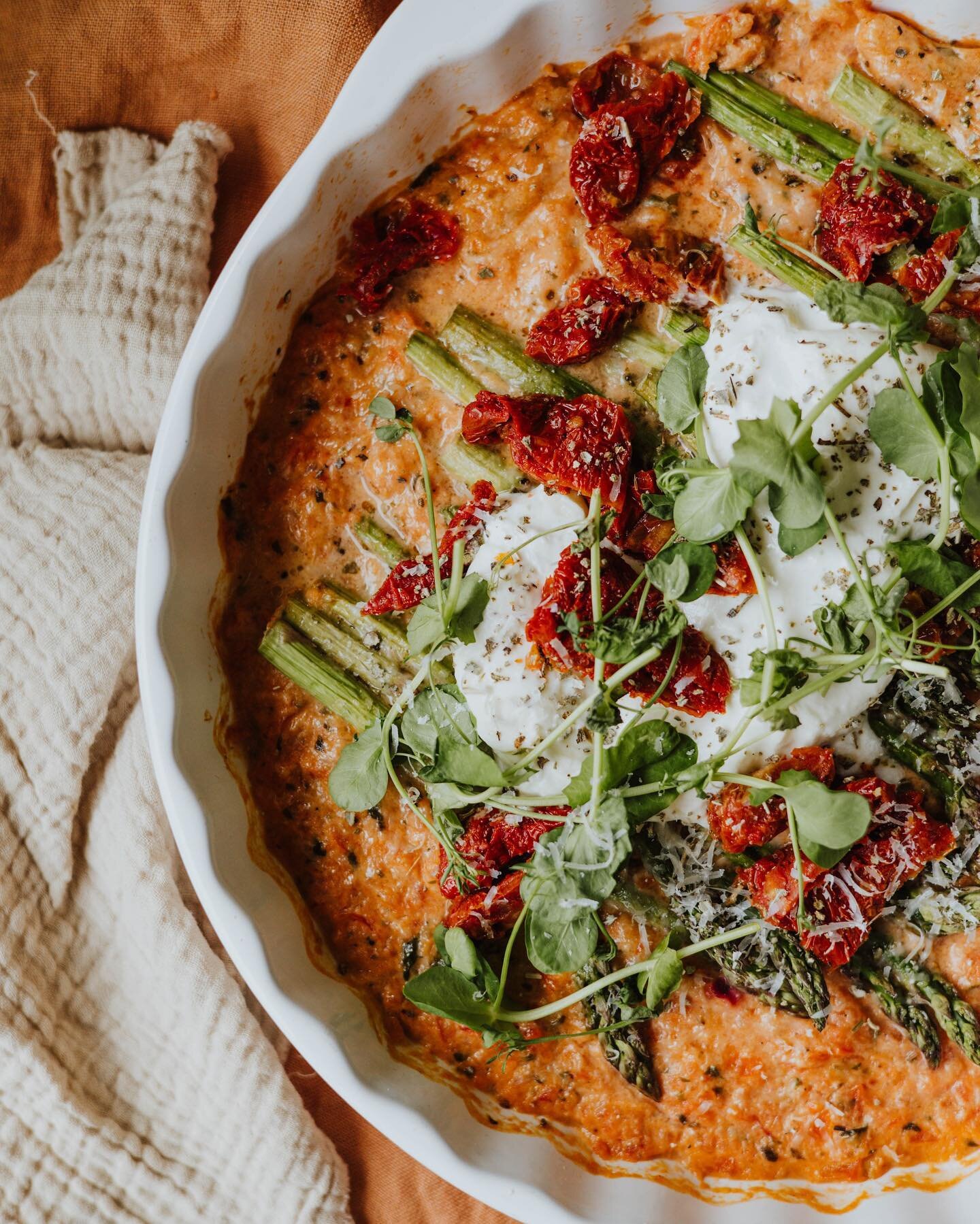 Geroosterde groene asperges uit de oven met burrata, zongedroogde tomaten en een tomaten mascarpone saus ✨

Wellicht hebben jullie dit recept laatst al lang zien komen in mijn reels. Ik maakte dit lekkere recept voor @braunhouseholdnl. Ideaal om met 