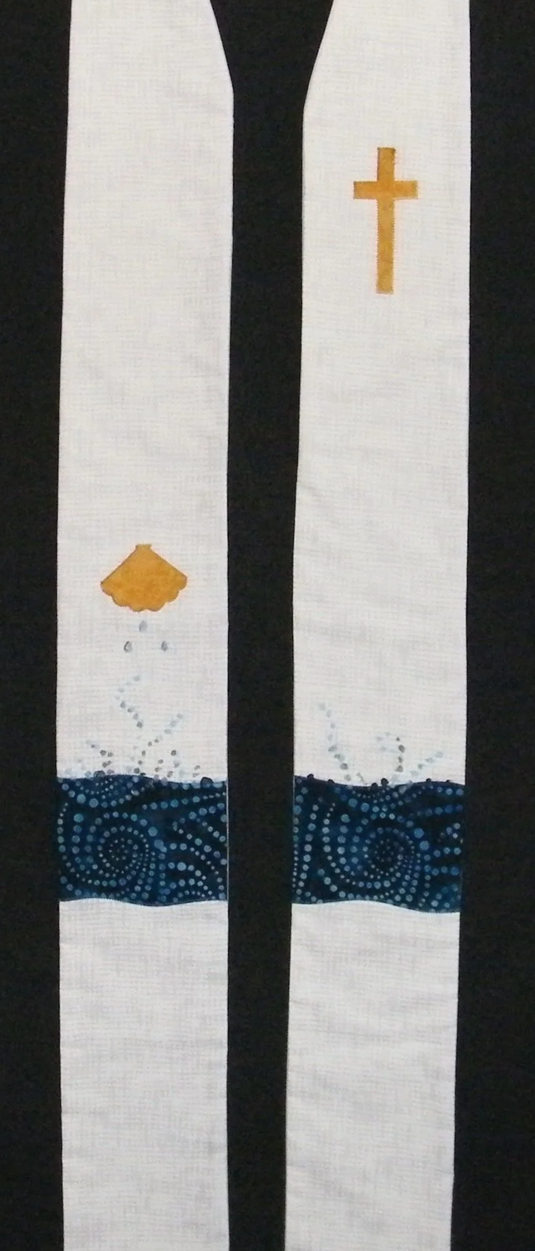 A white stole for clergy, pastors and chaplains that celebrates Baptism with the symbols of a shell, droplets and water.