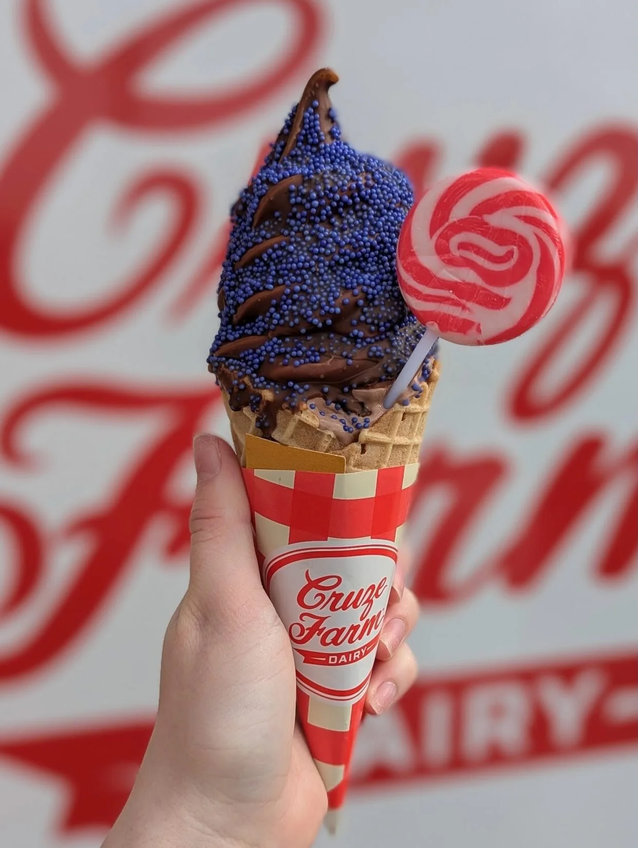 Tonight is Moovie night and Wonka plays at 6:30! 🐮🎥🍭
📍 2721 Asbury Road

We have 5 GOLDEN TICKETS hidden in Wonka's Chocolate Dream waffle cones! 💛💛💛💛💛

Today's Ice Cream Flavors at @cruzefarmeastknoxville 🍦
🤍 Sweet Cream
🍫 Chocolate 
🍓 