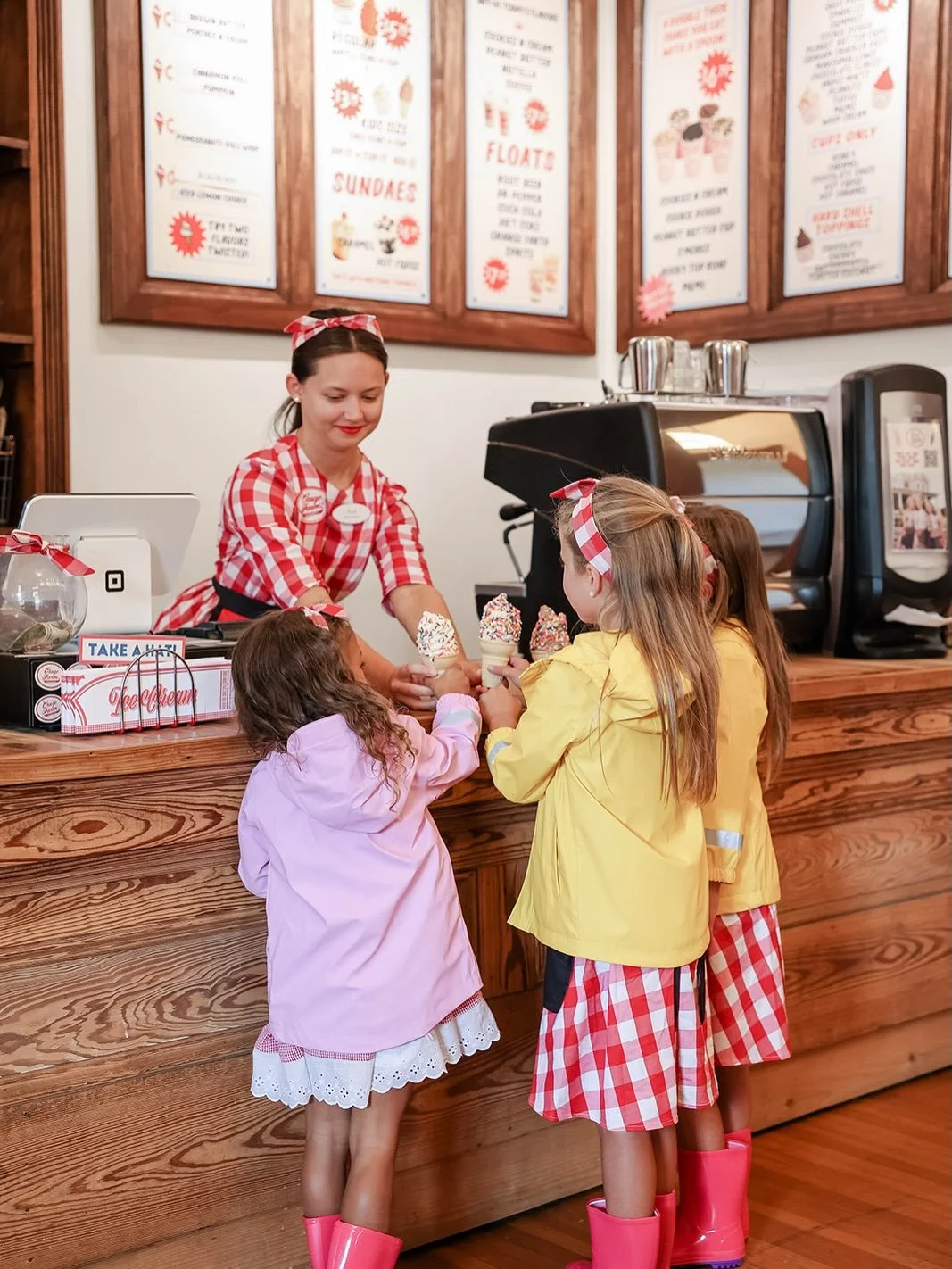 Cruze Farm East Knoxville is hiring🍕❤️🍦✨

We are looking to add some new smiling faces to our team! ☺️

Now Hiring!
&bull; Kitchen Manager
&bull; Assistant Manager
&bull; Ice Cream Artist (10 am - 5 pm)

https://www.cruzefarm.com/application