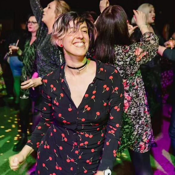 Hi! Lots of new followers so I thought I would reintroduce myself as the perfect excuse to use my new favourite picture, dancing joyfully! 

🙋🏻&zwj;♀️I am Virginia, Spanish (from Madrid) but I have been living in northern Ireland for the last 9 yea