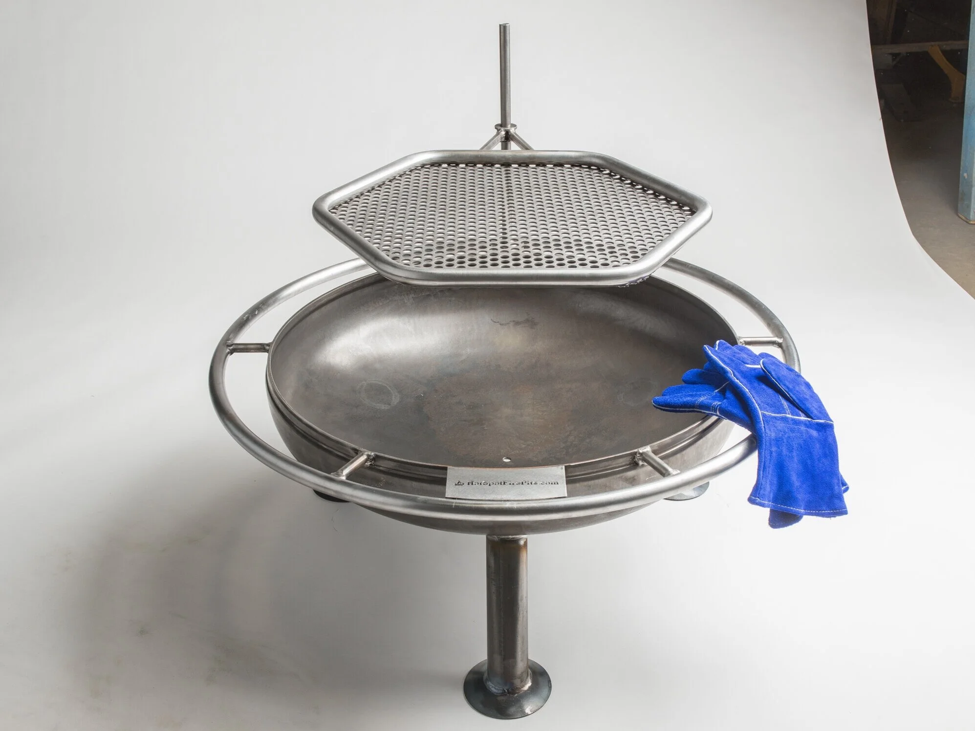 Compañero 30" fire pit with grill