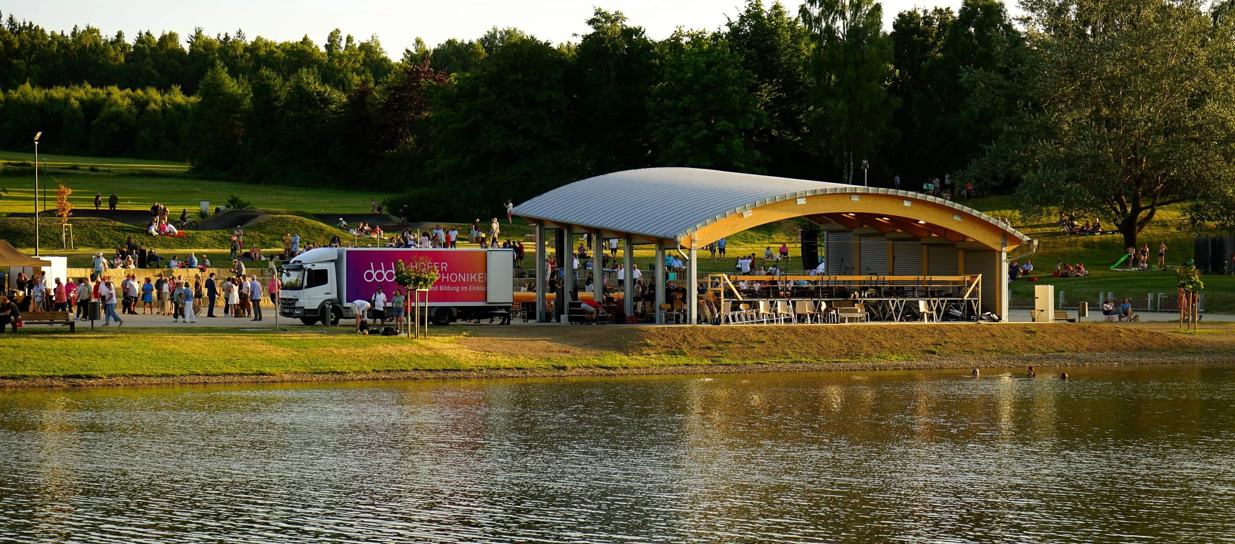 Foto: Helmut Welte; 29.06.2025
Einweihung Seebühne am Frankenwaldsee Lichtenberg - Carmina Burana mit den Hofer Syphonikern und dem Universitätschor Regensburg