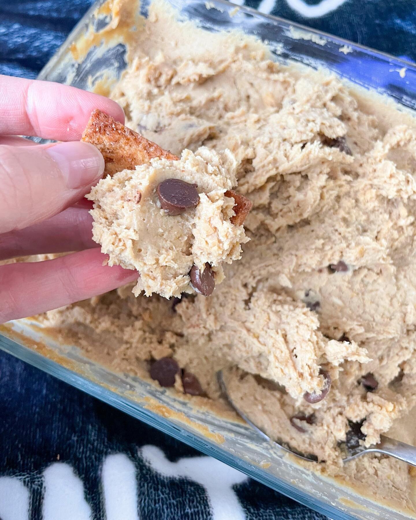 .
This cookie dough dip is sneakily disguised as something her ingredients are not normally seen as... dessert!
⠀⠀⠀⠀⠀⠀⠀⠀⠀
I make up a big batch of this and then scoop with cinnamon sugar pita chips or graham crackers.
⠀⠀⠀⠀⠀⠀⠀⠀⠀
The recipe here is sli
