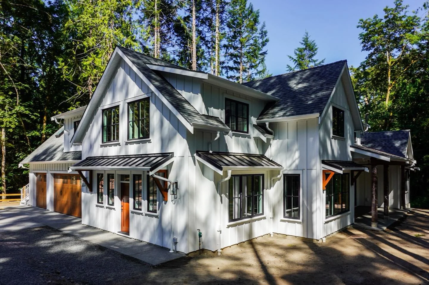 This home looked awesome from every angle, but what we really want to see is those gorgeous peaks with a light dusting of snow ❄️

Add some Christmas lights and let the magic of the season begin 🎄

Too soon? Waiting for next weekend to hang your lig