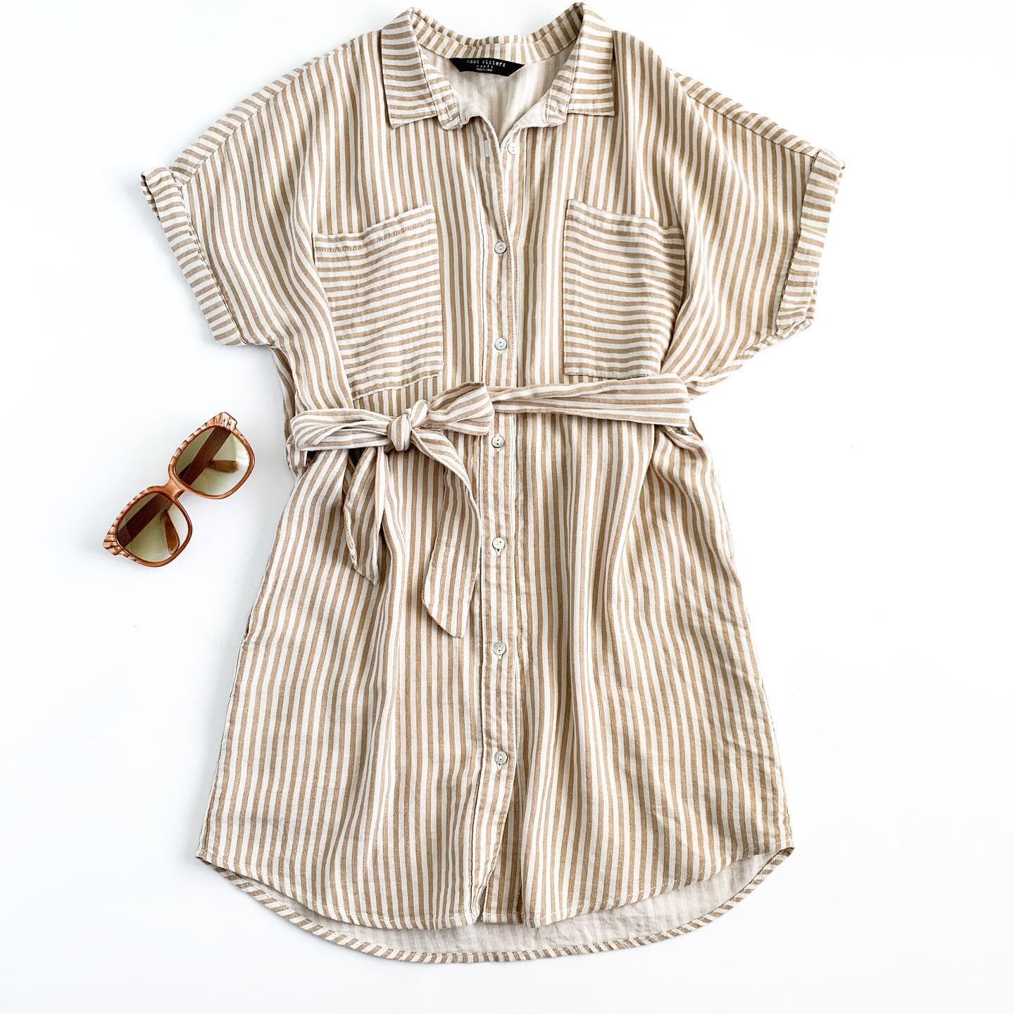 This perfect beachy/boho Knot Sisters shirt dress just hit the shops!
.
Size Small // $35
.
Link in profile or DM me if interested.