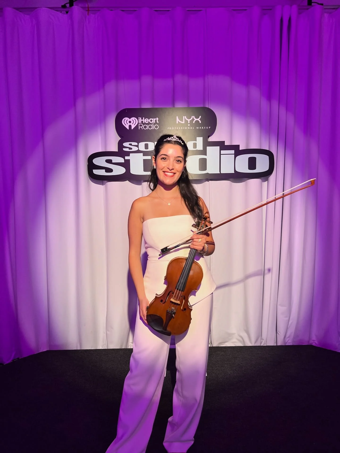 Loves a collab with @nyxcosmetics @ultabeauty @bridgertonnetflix and @iheartmediaofficial 🎻💟

#nyxprofessionalmakeup #nyc #bridgerton #ulta #ultabeauty #iheartmedia #nyx #nyxcosmetics #violin
