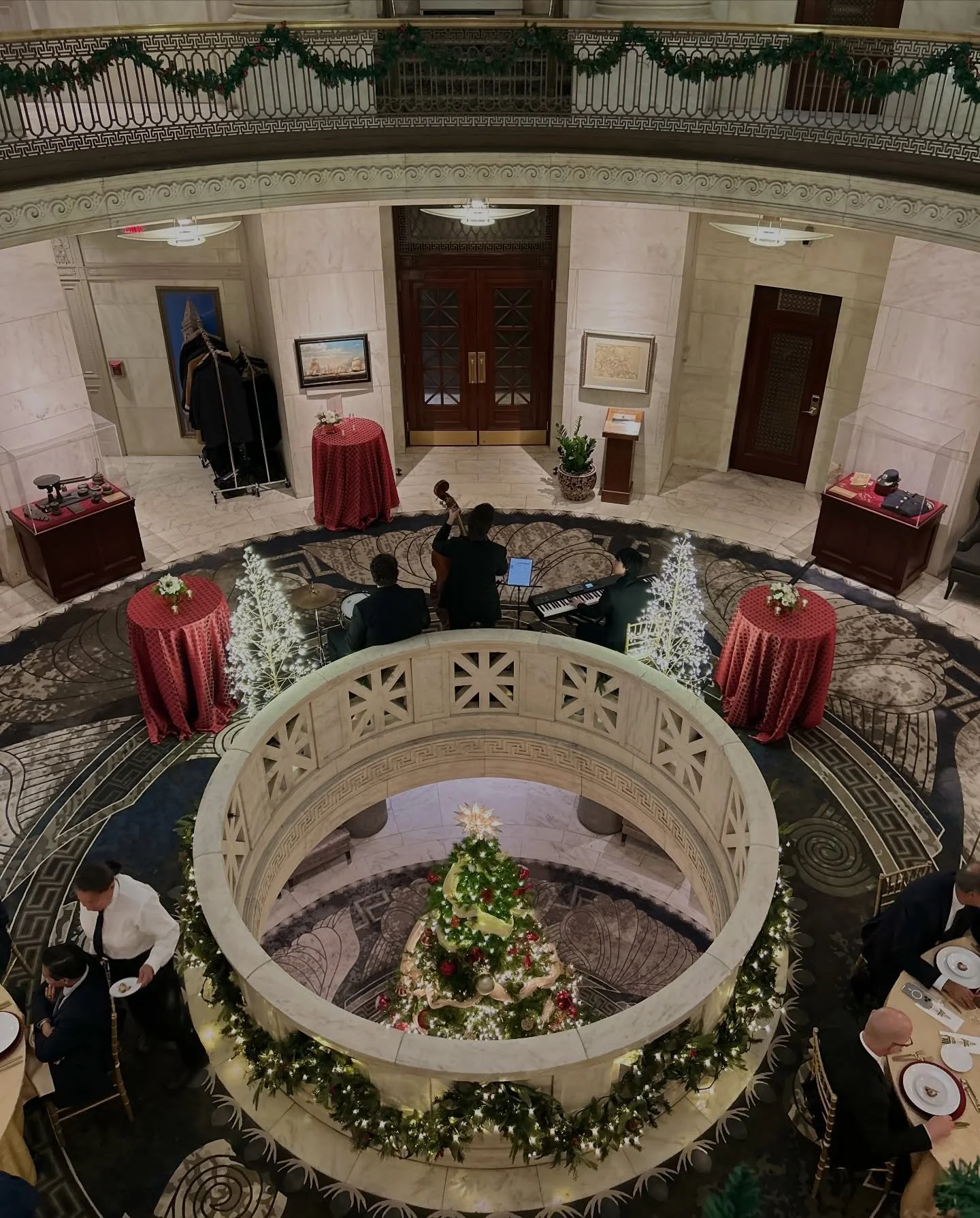 🎄✨🤍🌹

#christmasparty #holidayparty #companyparty