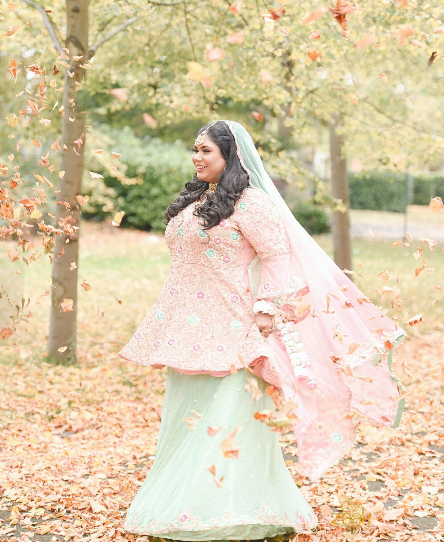 Aaaah them autumn leaves and a happy chirpy bride.. How I absolutely love.. 
xox 
Zahra 
Photographer @zaakphotography 
Makeup artist @la_rouge_ltd 
Outfit @7aatrang 
Moumitas Kaliray by @flowercraft.co 

#zaak #zaakphotography #femalephotographerpak