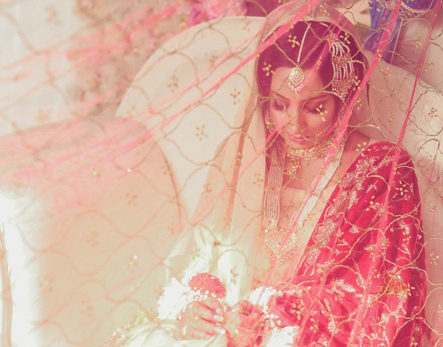 Nikkah Ki Chadar 💕
I love these set of images.. absolutely loved how Mashells &ldquo;Khan Saab&rdquo; couldn&rsquo;t wait to set his eyes on her.. Just before the &ldquo;chadar drop&rdquo; both of them braced themselves and I love how they were cont