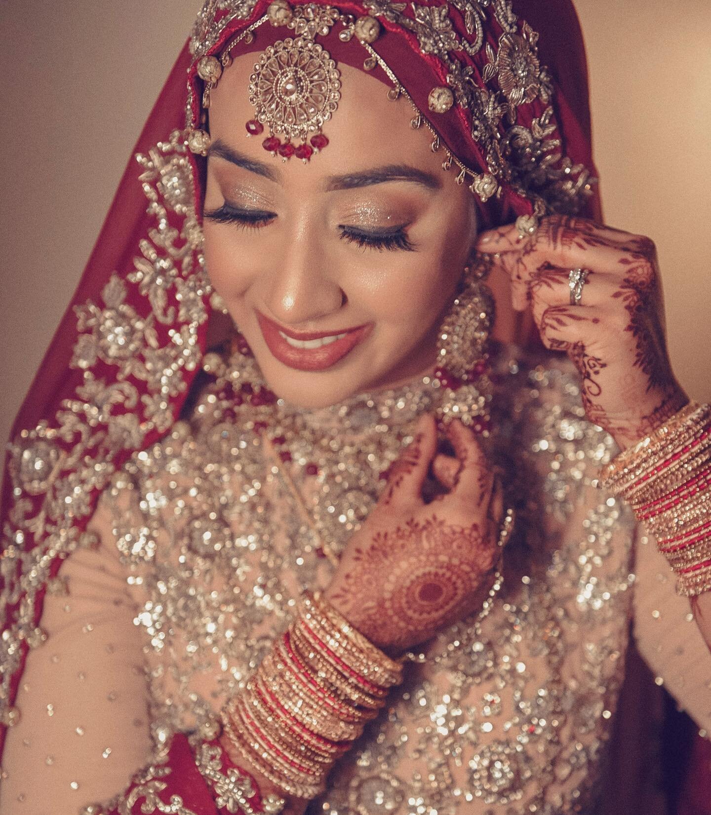 Beautiful Shabana on her wedding day.. 
I covered Shabanas sisters wedding back in 2012 and it was an absolute pleasure covering hers this year.. 
Photography @zaakphotography 
Shabanas makeup was by @aishanazirmua 
Outfit by @noor_bridals 
Mehndi by